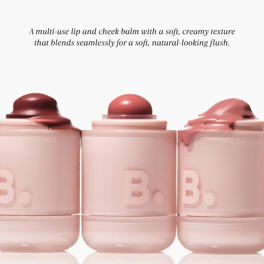 Drei rosa Lippen- und Wangenbalm-Tiegel. Die Deckel sind mit Produkt bedeckt. Das Logo "B." ist auf den Tiegeln sichtbar.