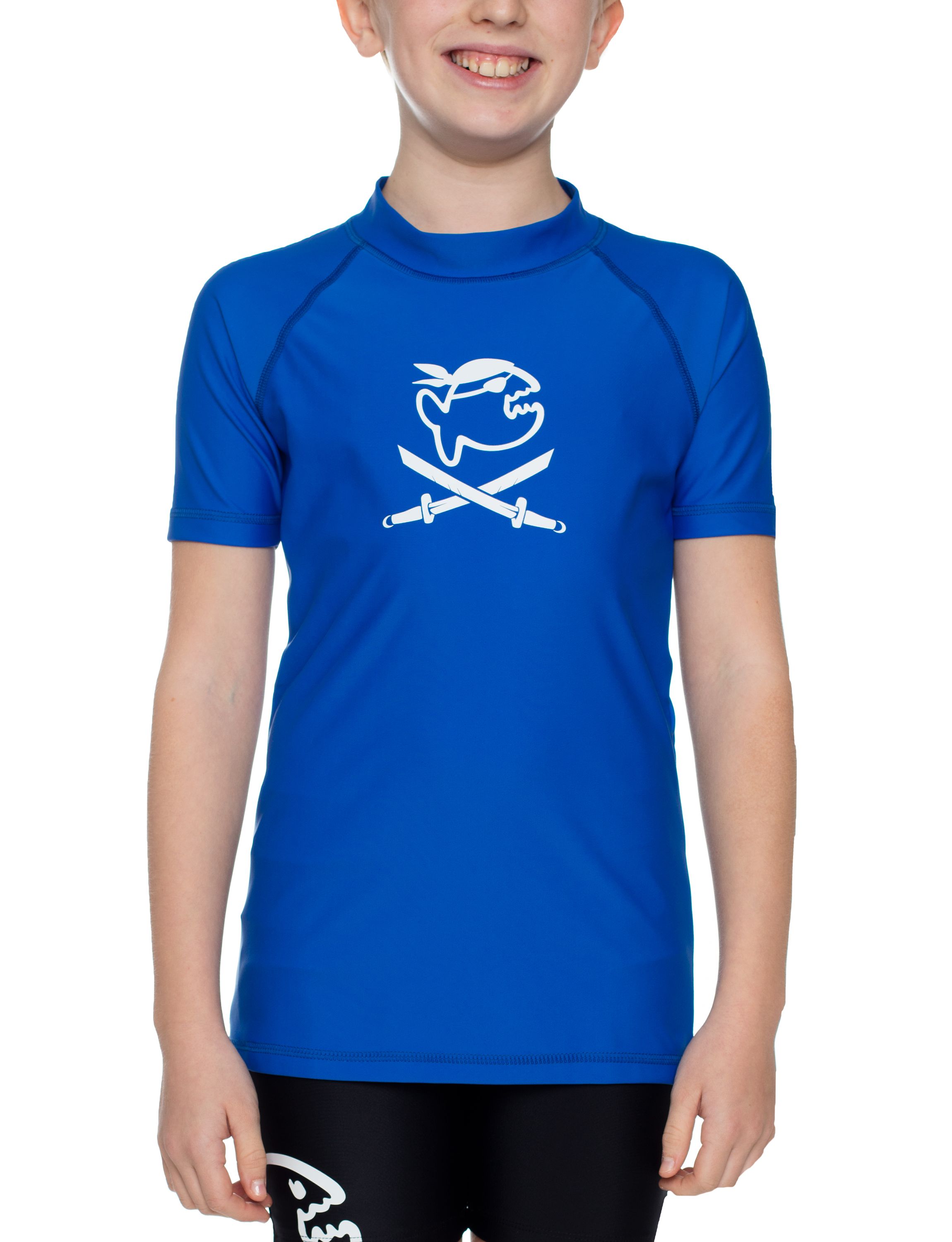 Kind trägt blaues Sonnenschutz-Shirt. Piraten-Motiv auf der Brust. Hoher Kragen, kurze Ärmel. Steht vor weißem Hintergrund.