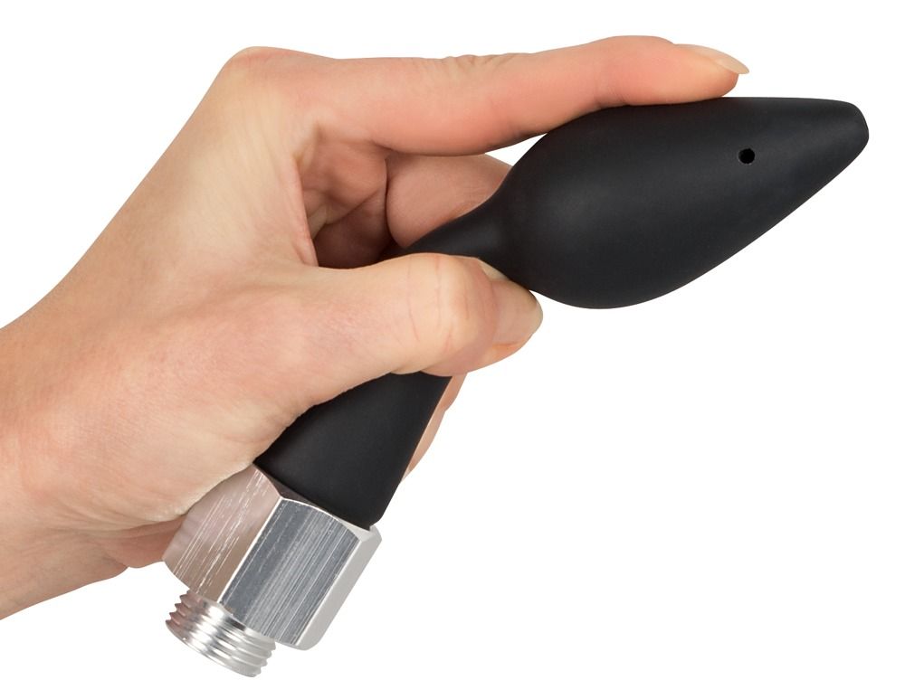 Hand hält schwarzen Analplug. Mit Gewindeanschluss und silberfarbenem Metallteil.