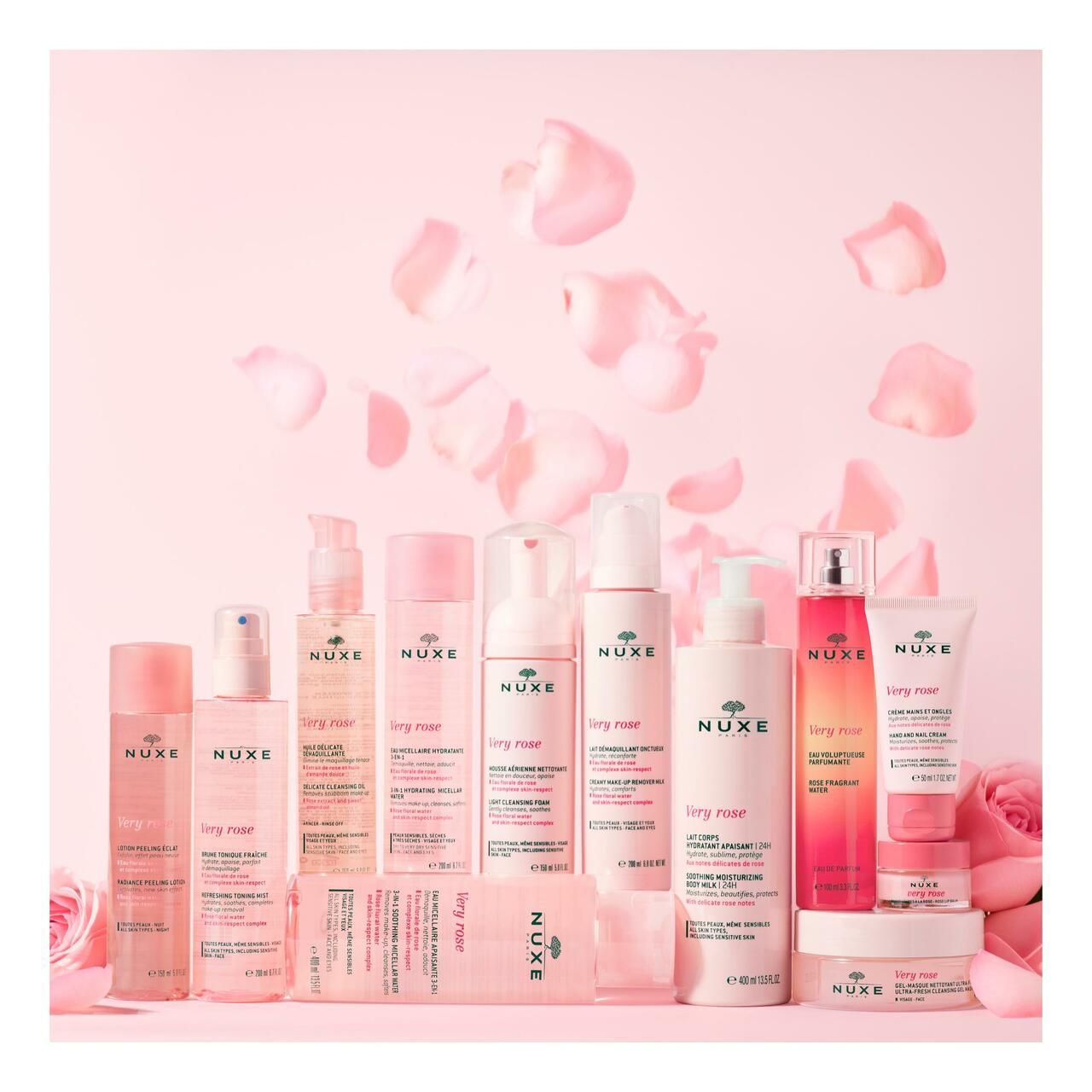 Nahaufnahme von „VERY ROSE“ auf einer Rose. Rosa und grüner Text.