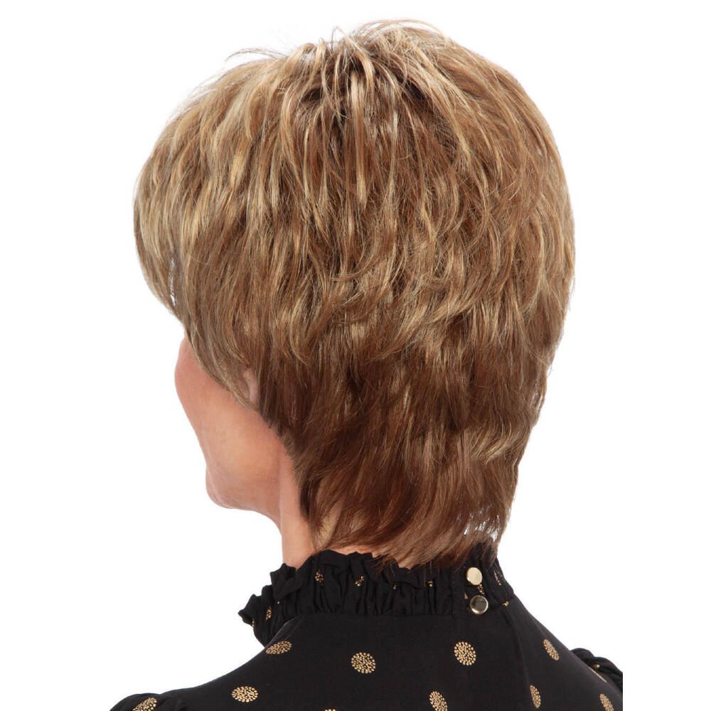Rückansicht einer Kurzhaarperücke mit blonden Strähnen. Die Frau trägt ein schwarzes Oberteil.