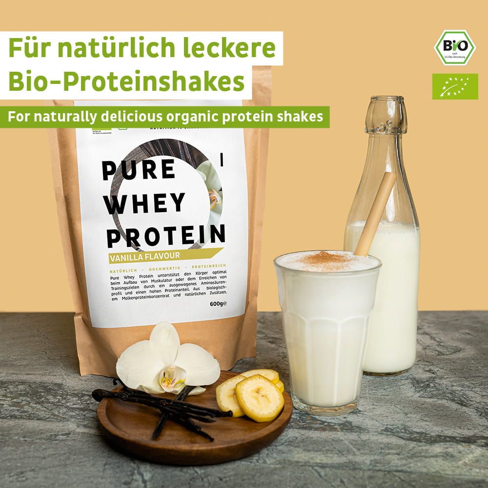 FAIRNATURAL Bio Whey Protein Vanille Geschmack, 600g Beutel mit Milchshake und Zutaten.