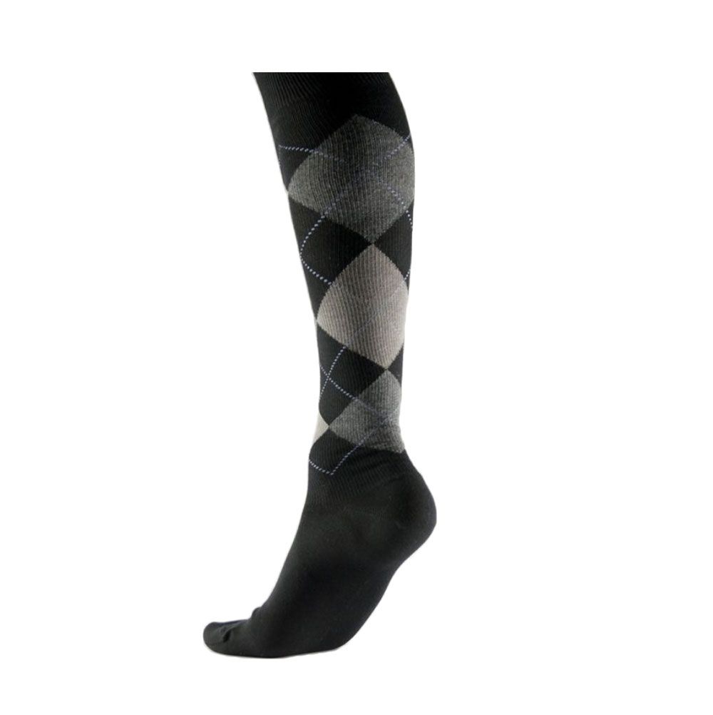 Kniestrümpfe mit Argyle-Muster in Schwarz, Grau und Weiß. Auf einem Bein präsentiert.