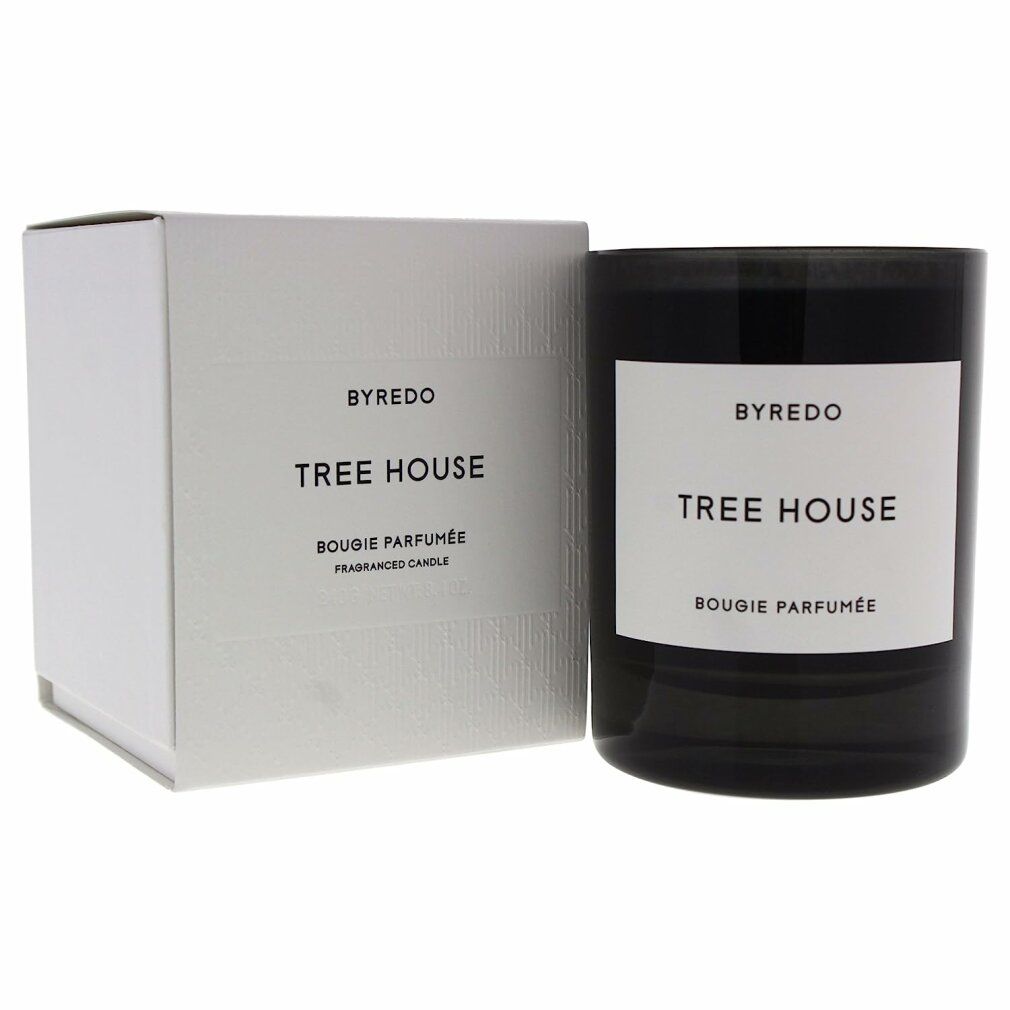 Schwarze Kerze mit weißem Etikett und Text. Daneben eine weiße Schachtel mit Text. Marke: Byredo, Produkt: Tree House.