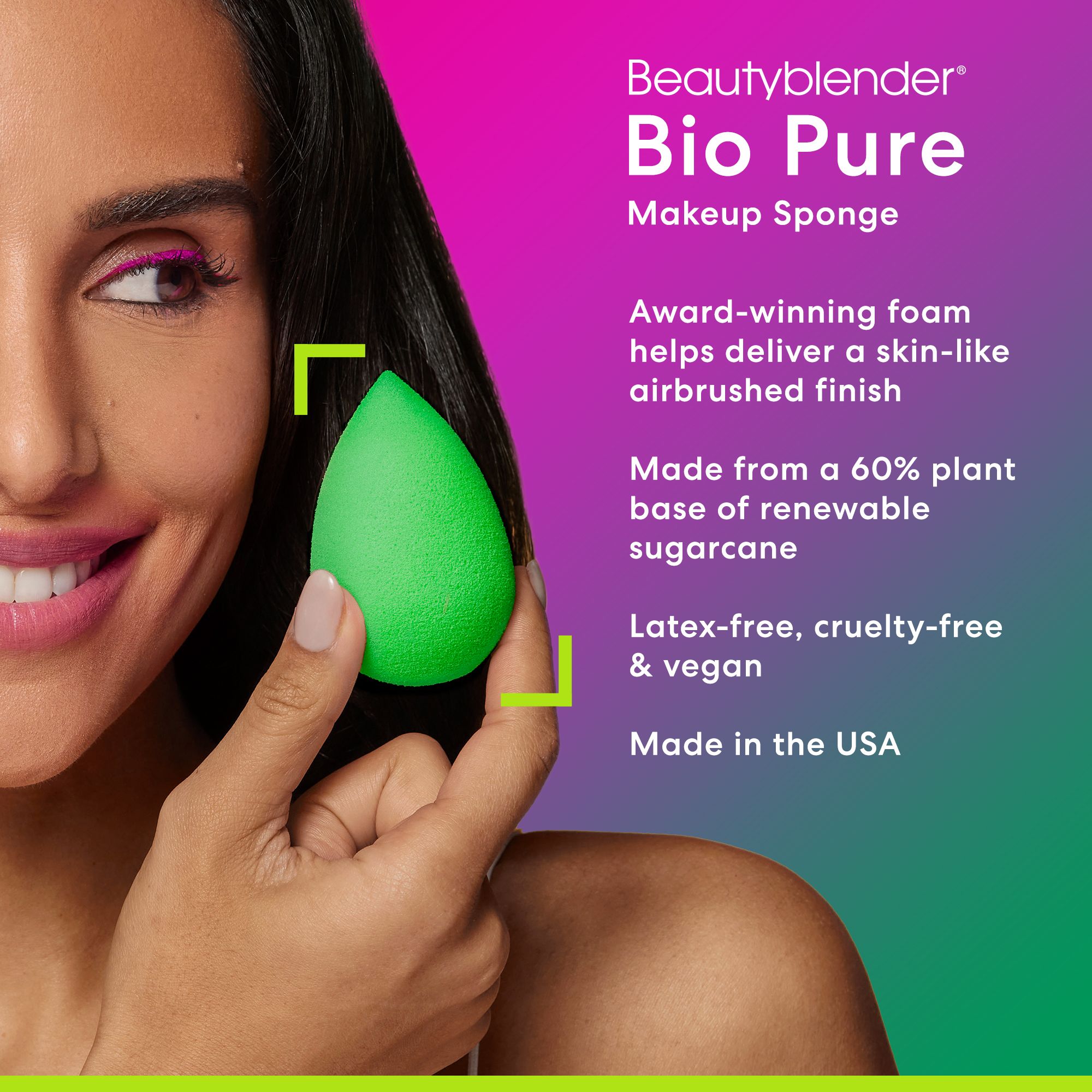 Grüner, tropfenförmiger Schwamm in der Hand einer Person. Text: Beautyblender Bio Pure, Makeup Sponge, 60% pflanzlich, vegan.