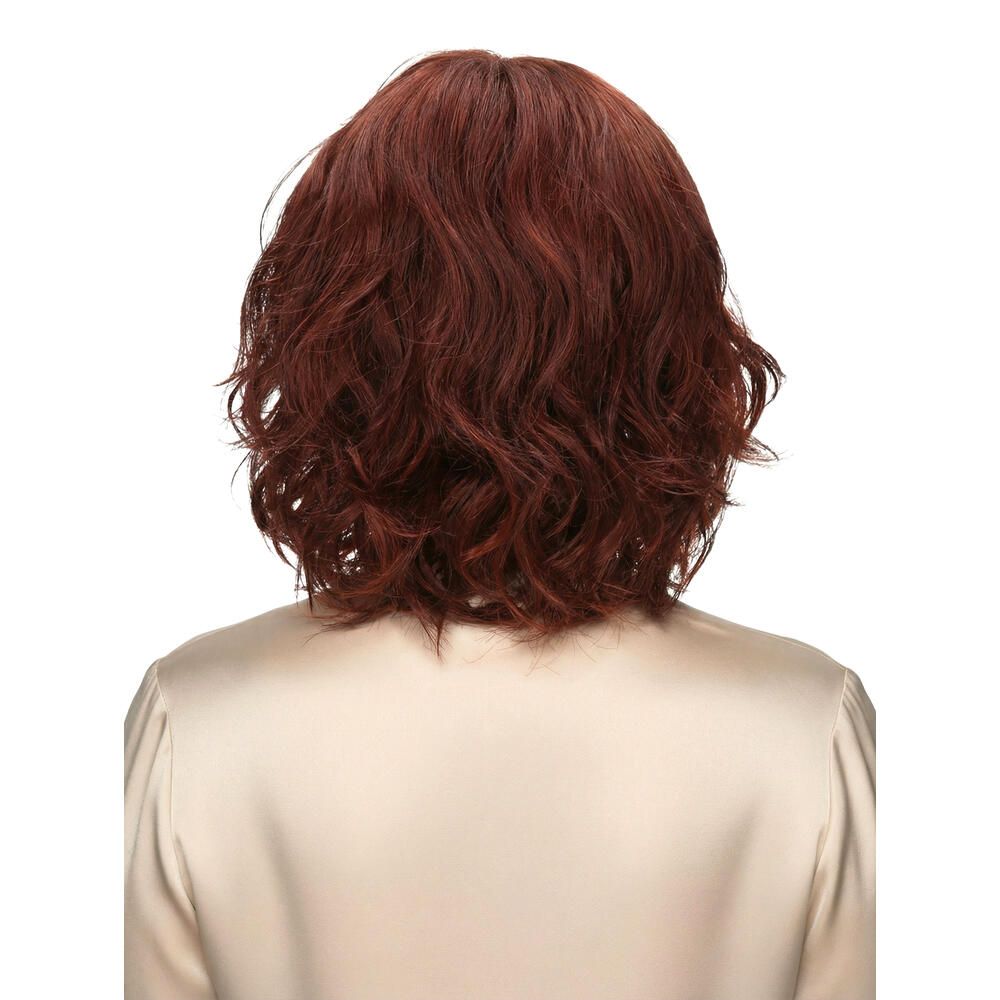 Rote Perücke mit gewelltem Haar. Rückansicht einer Frau mit hellem Oberteil.