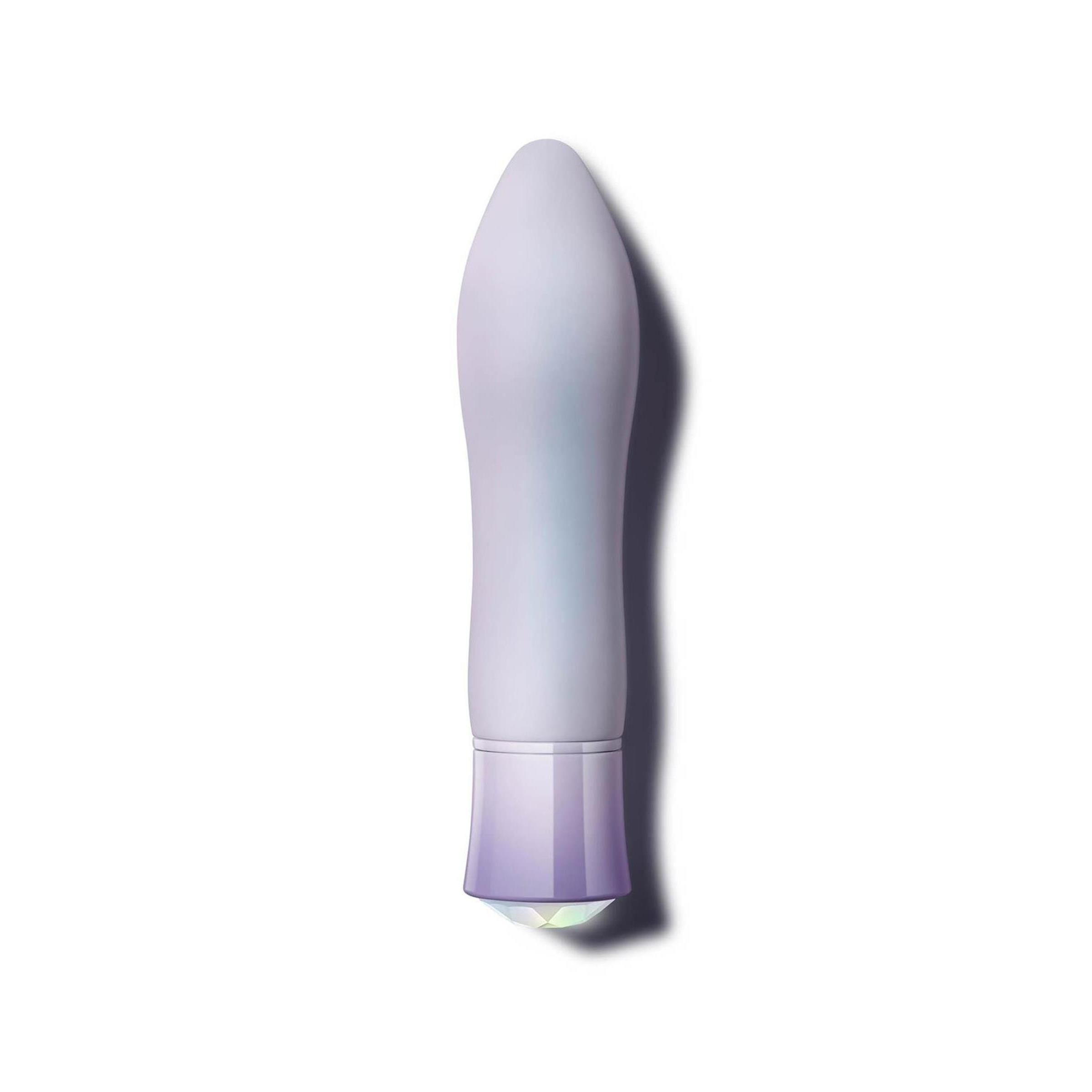 Lila Vibrator mit Kristallspitze. Zylindrischer Körper, abgerundete Spitze. Auf weißem Hintergrund.