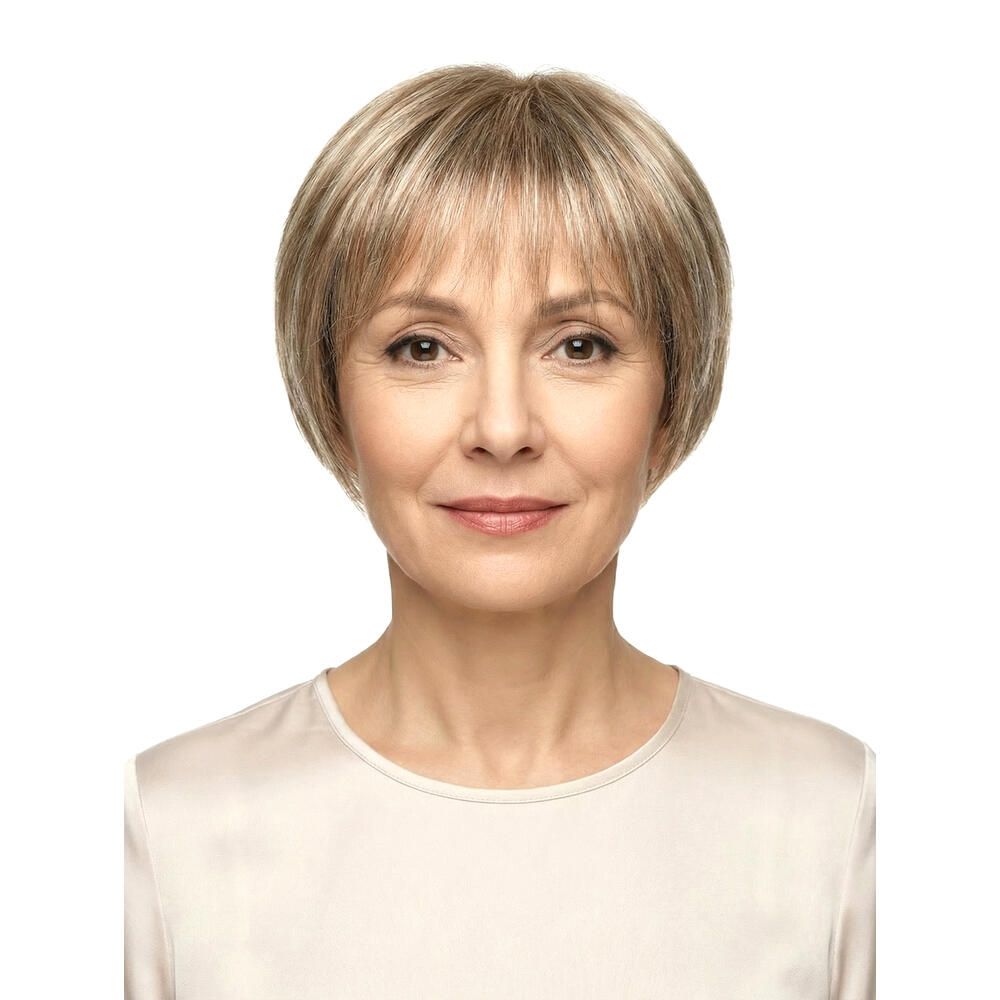 Kurzhaarperücke mit Pony. Blond-braune Haarfarbe. Frau mit Perücke, Frontansicht.