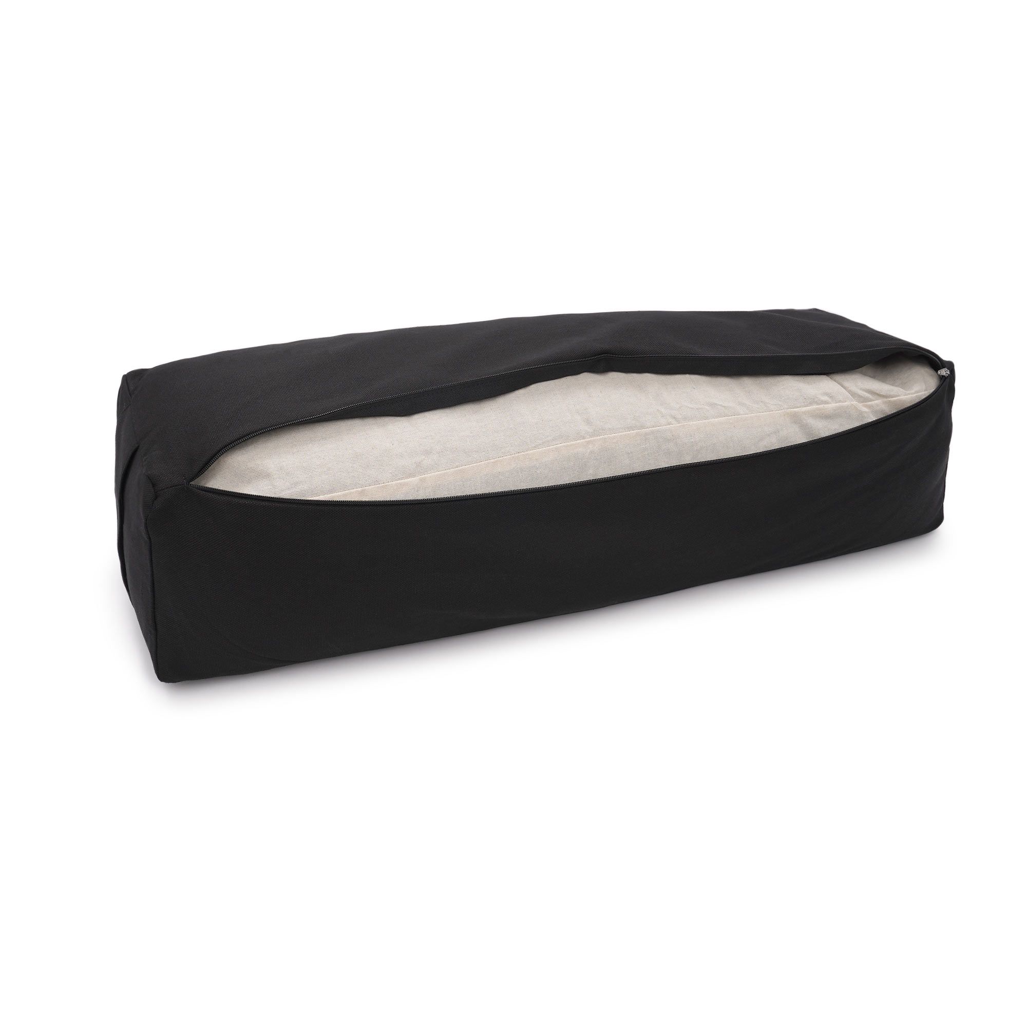 Schwarzes Yoga-Bolster mit geöffnetem Bezug, der eine helle Füllung zeigt.
