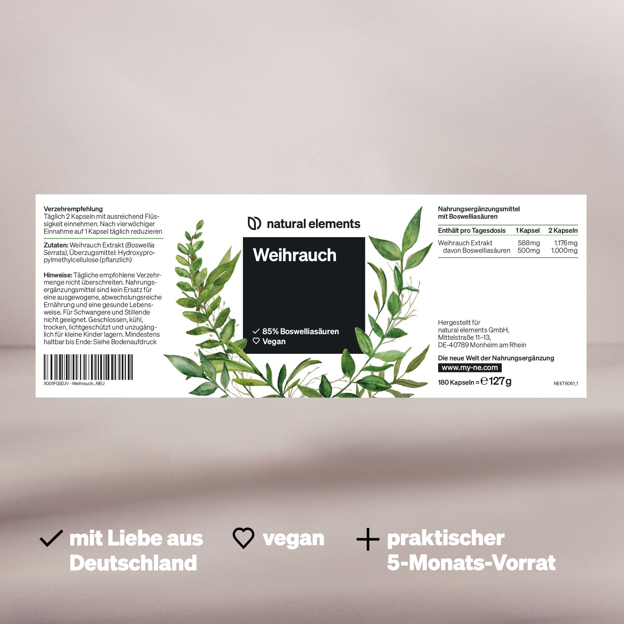 Weißes Etikett mit Produktinformationen. Aufschrift: natural elements, Weihrauch. Enthält pro Kapsel 588mg Weihrauch Extrakt. Vegan, mit Liebe aus Deutschland.