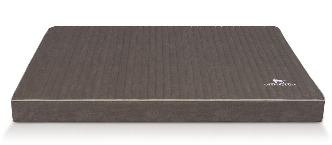 Orthopädische Hundematte, rechteckig, braun. Mit weißem Rand und Logo. Geriffelte Oberfläche.