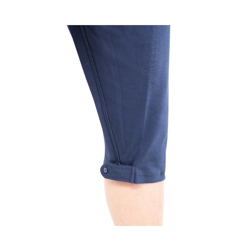 Detailansicht des blauen Pflegeoveralls. Kurzes Bein mit Knopf am Saum. Nahtdetails.