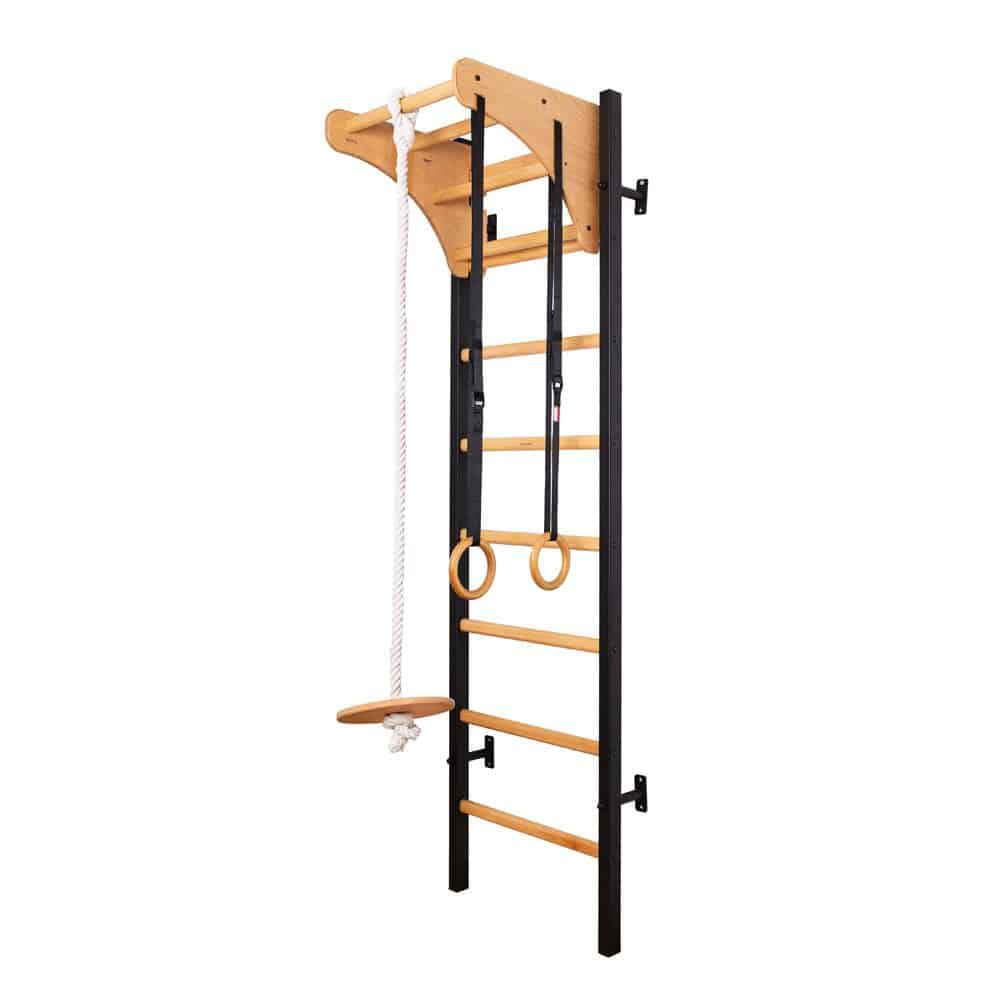 Sprossenwand mit Holzsprossen, schwarzen Rahmen, Turnringen, Seil und Holzscheibe.