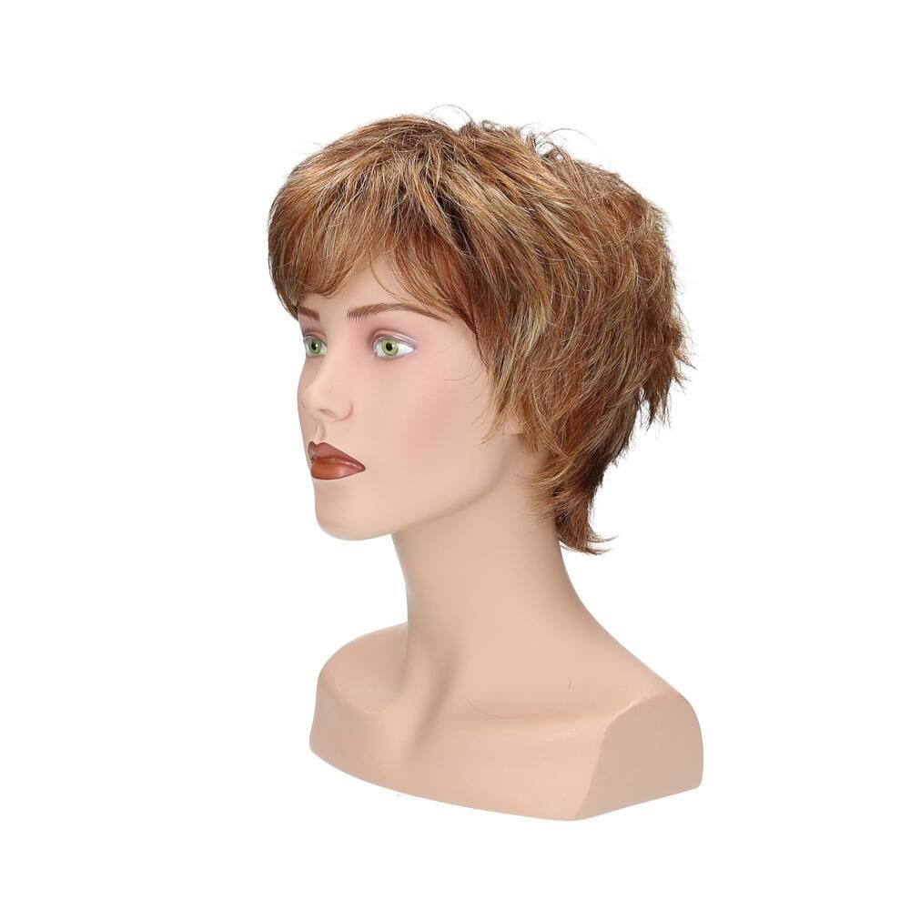 Perücke Mary von Lofty, braun-blond, auf einem Schaufensterkopf. Kurze, gewellte Haare mit Pony. Seitenansicht.