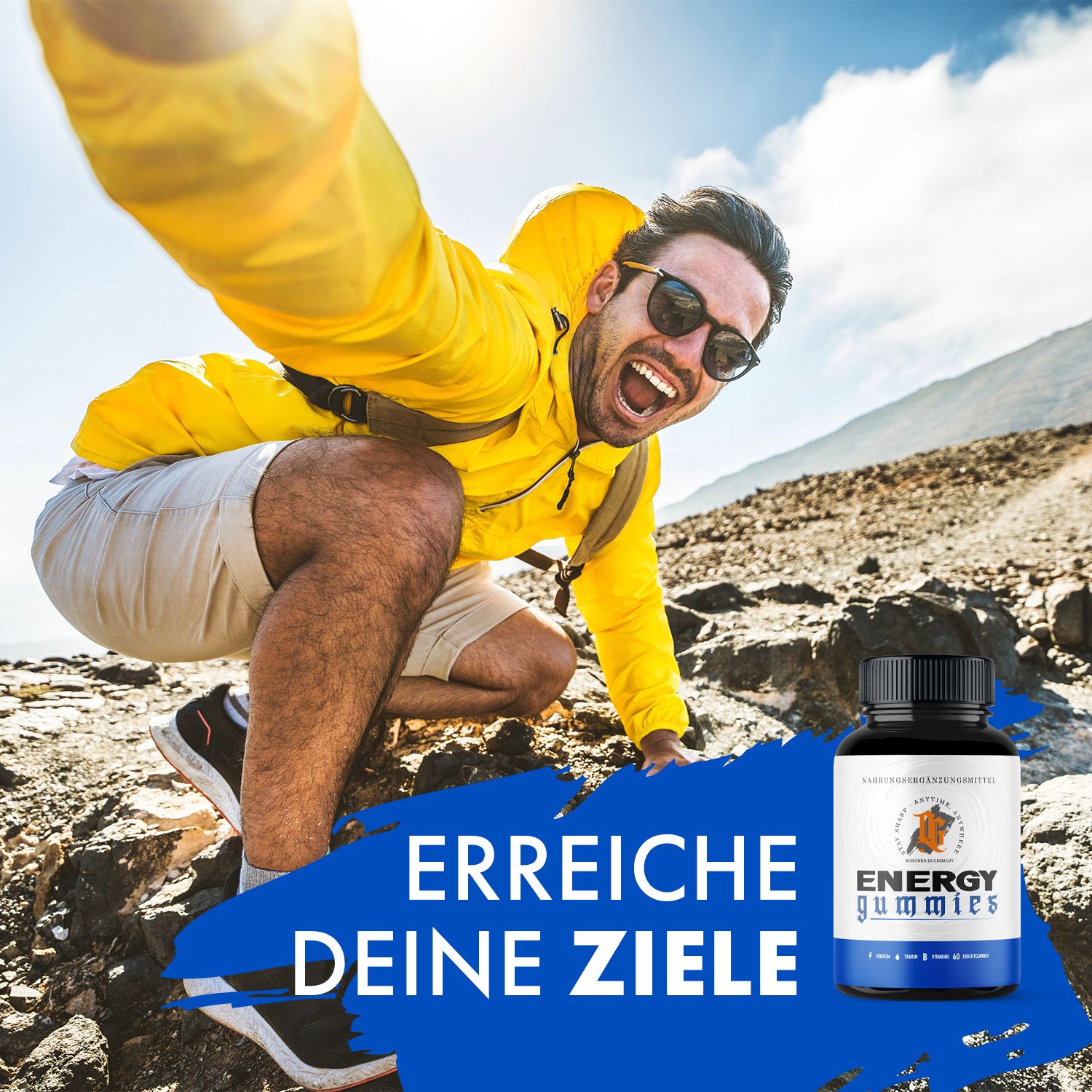 Mann in gelber Jacke macht Selfie in den Bergen, daneben eine Dose OG Energy Gummies.