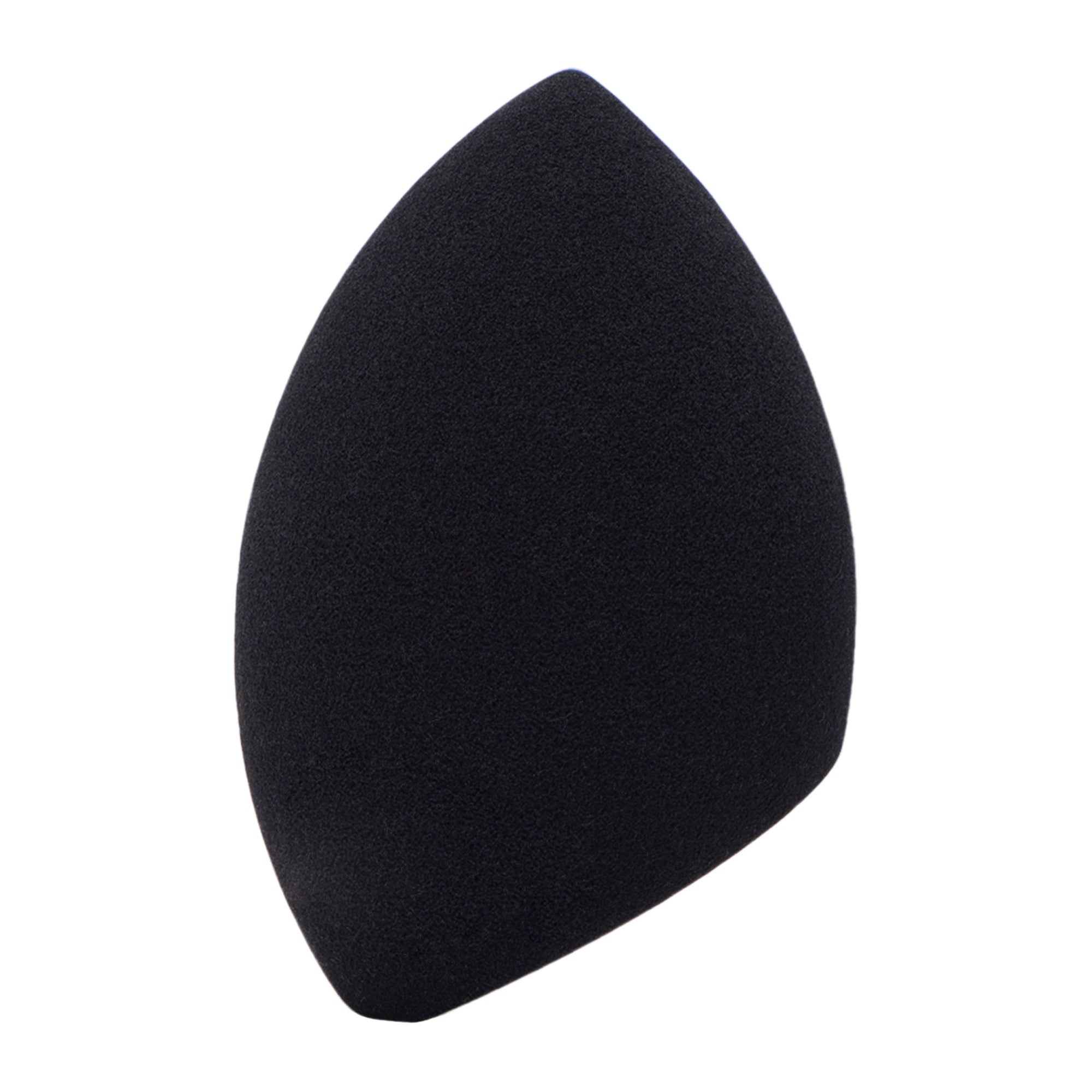 Schwarzer, tropfenförmiger Beauty Blender.