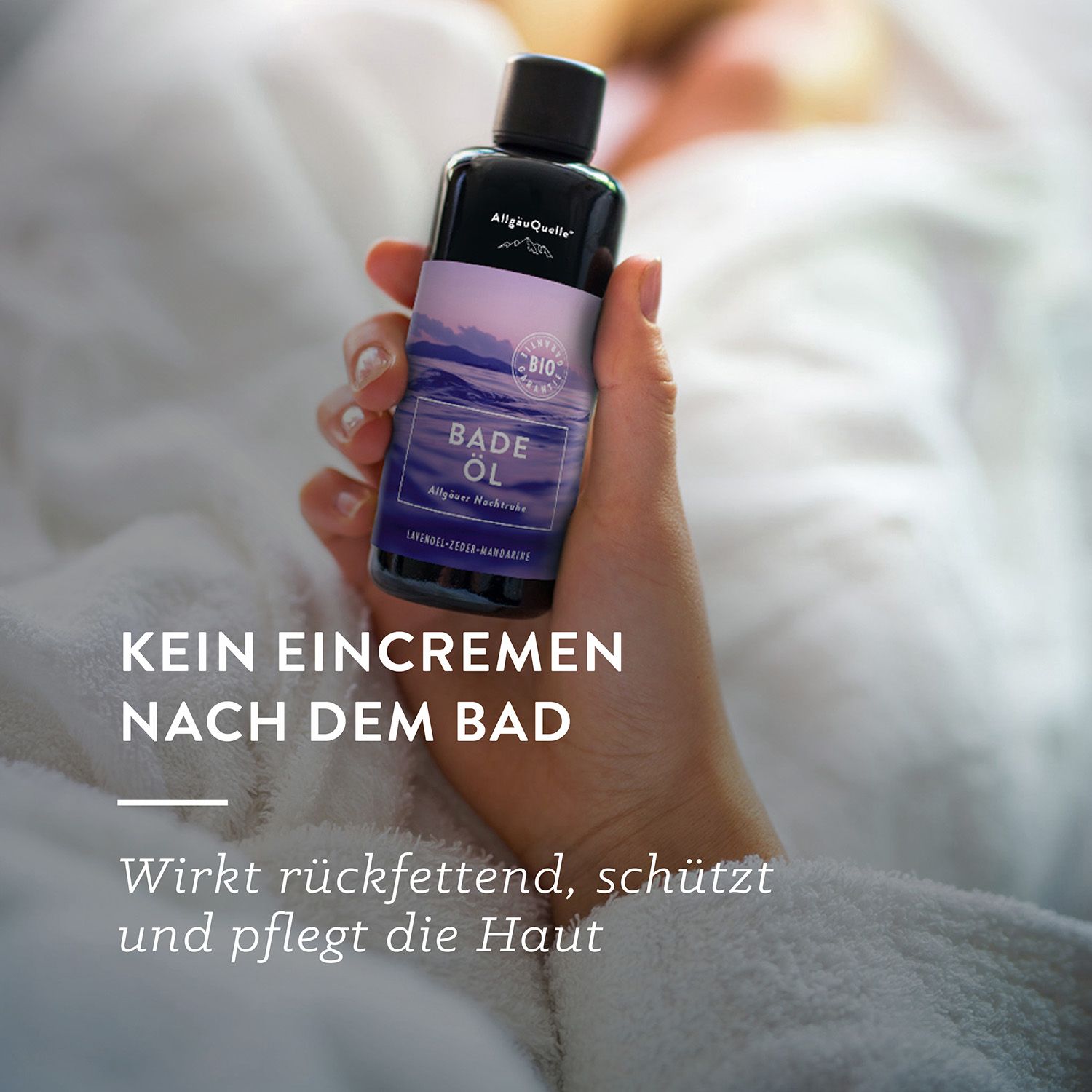 Hand hält Flasche. Text: "KEIN EINCREMEN NACH DEM BAD". Wirkt rückfettend, schützt und pflegt die Haut. Produktetikett sichtbar.