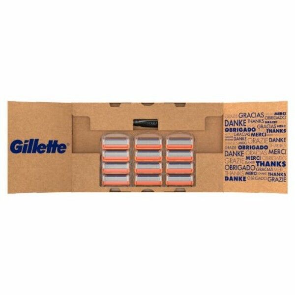 Offene Verpackung mit Gillette Fusion5 Ersatzklingen. Klingen in orangefarbenen Halterungen. Grußworte auf der Innenseite.