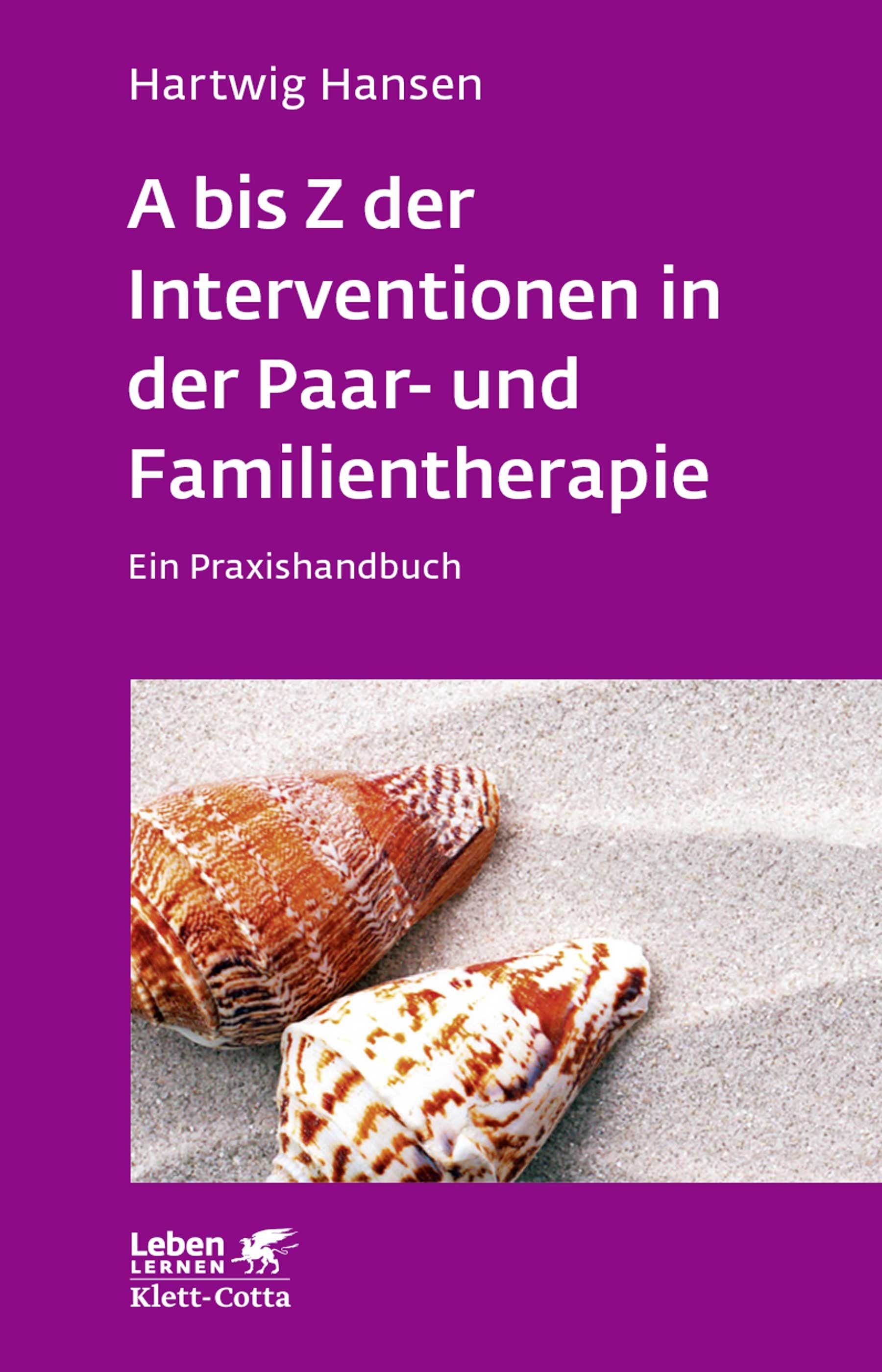 Buchcover: "A bis Z der Interventionen in der Paar- und Familientherapie". Autor: Hartwig Hansen. Verlag Klett-Cotta. Muscheln auf Sand.