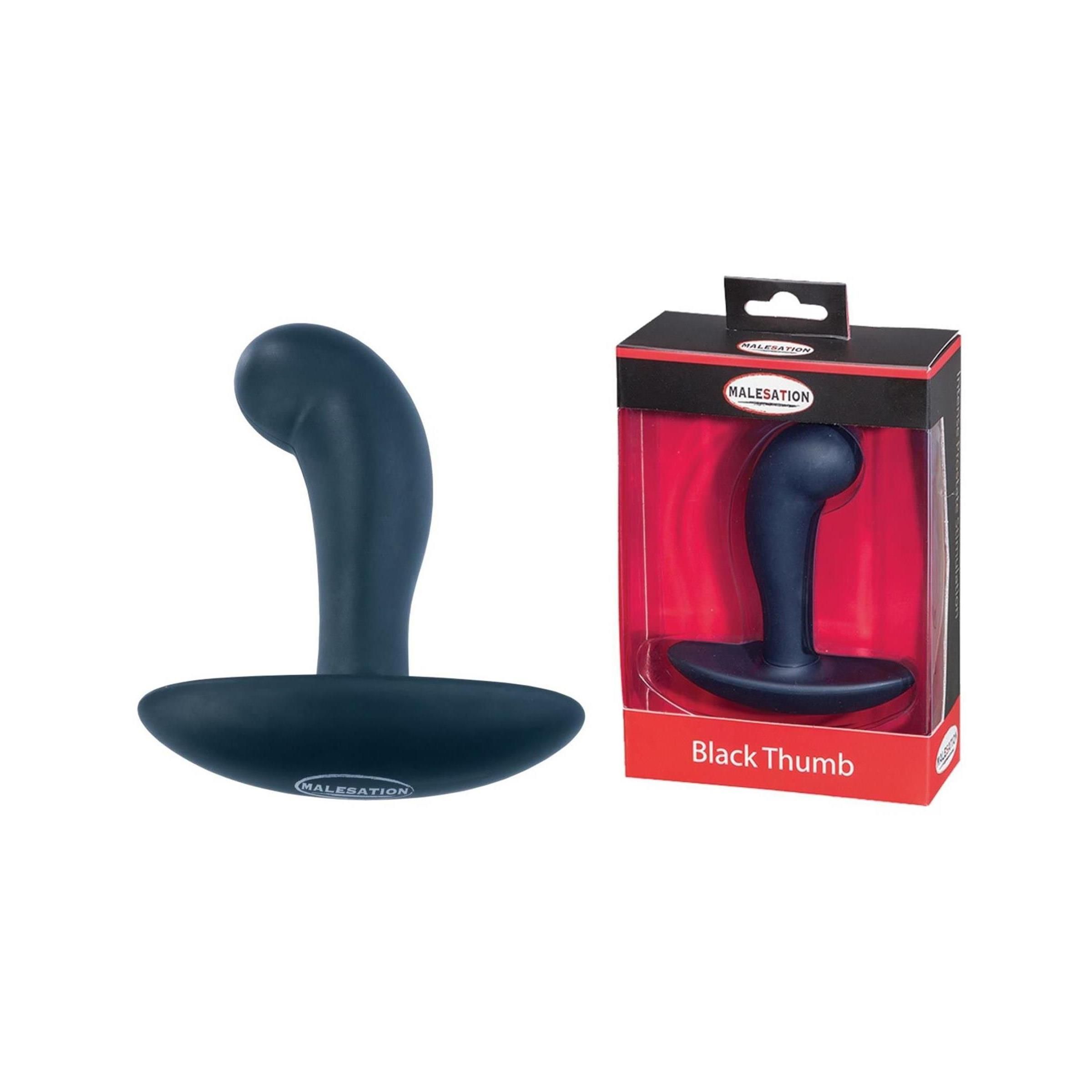 Schwarzer, Daumen-förmiger Analplug. In roter und schwarzer Verpackung mit Produktnamen. Marke: MALESATION.