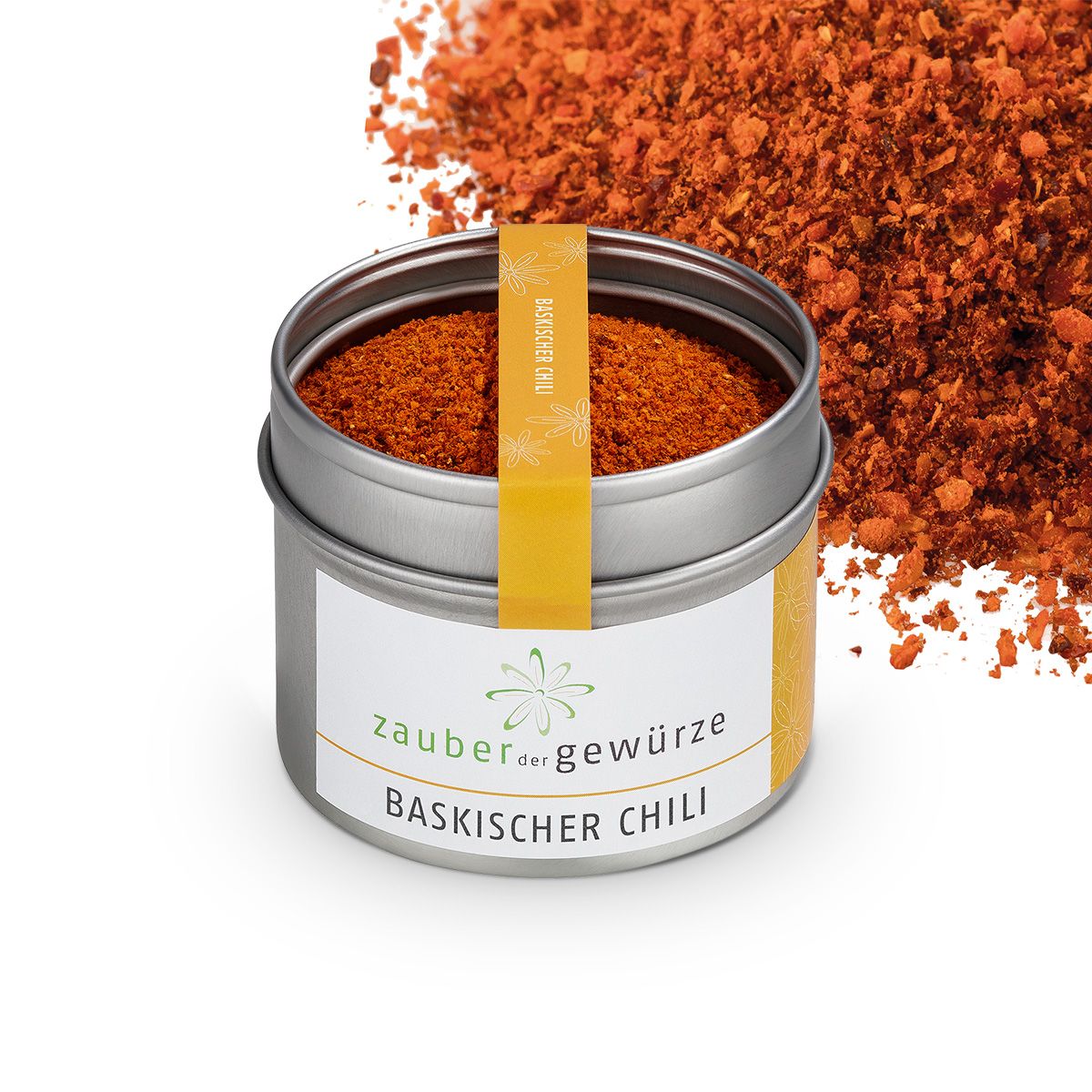 Geöffnete Dose Baskischer Chili. Dose mit Etikett und gelbem Aufkleber. Chili-Pulver daneben. Logo und Schriftzug auf dem Etikett.