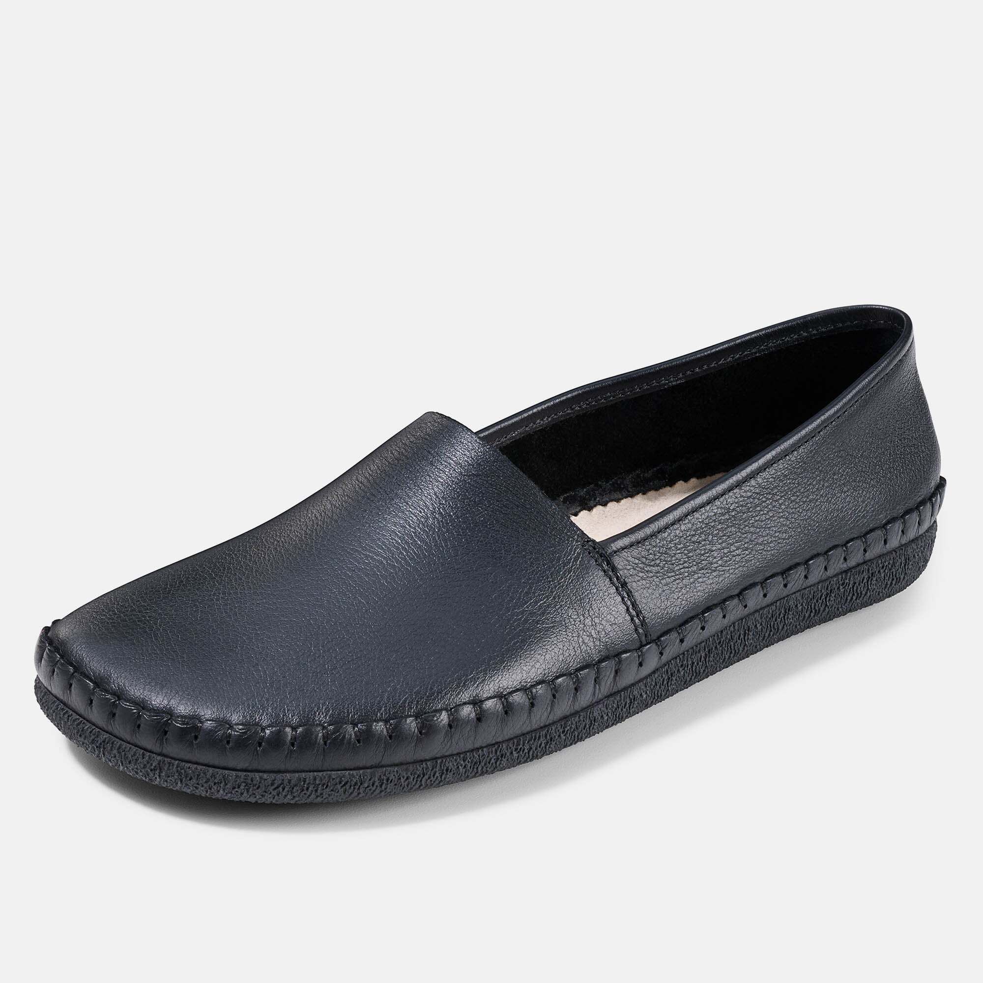 Schwarzer Leder-Slipper, breite Passform, schräg von vorne.