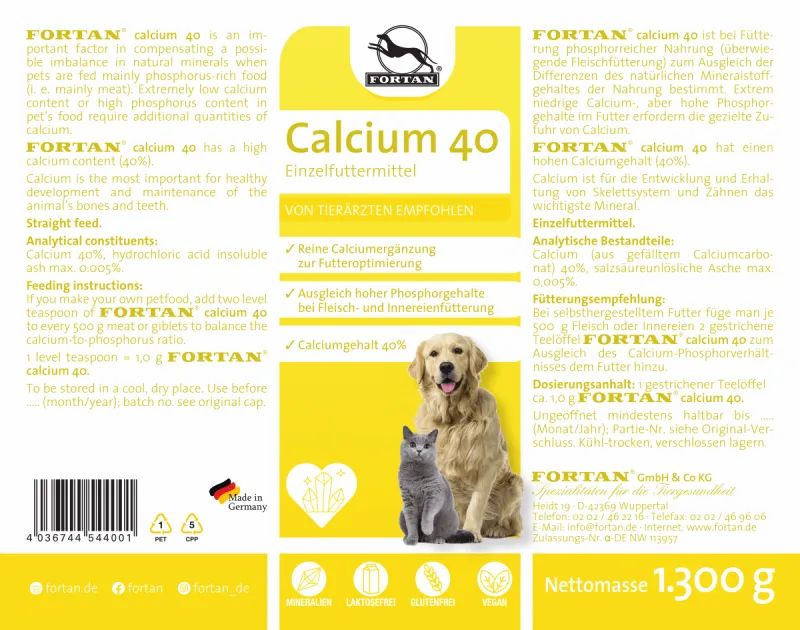 Nahaufnahme der Produktverpackung. Aufschrift: Calcium 40. Logo mit Hund. Gelbe und weiße Etiketten. Text in Deutsch.