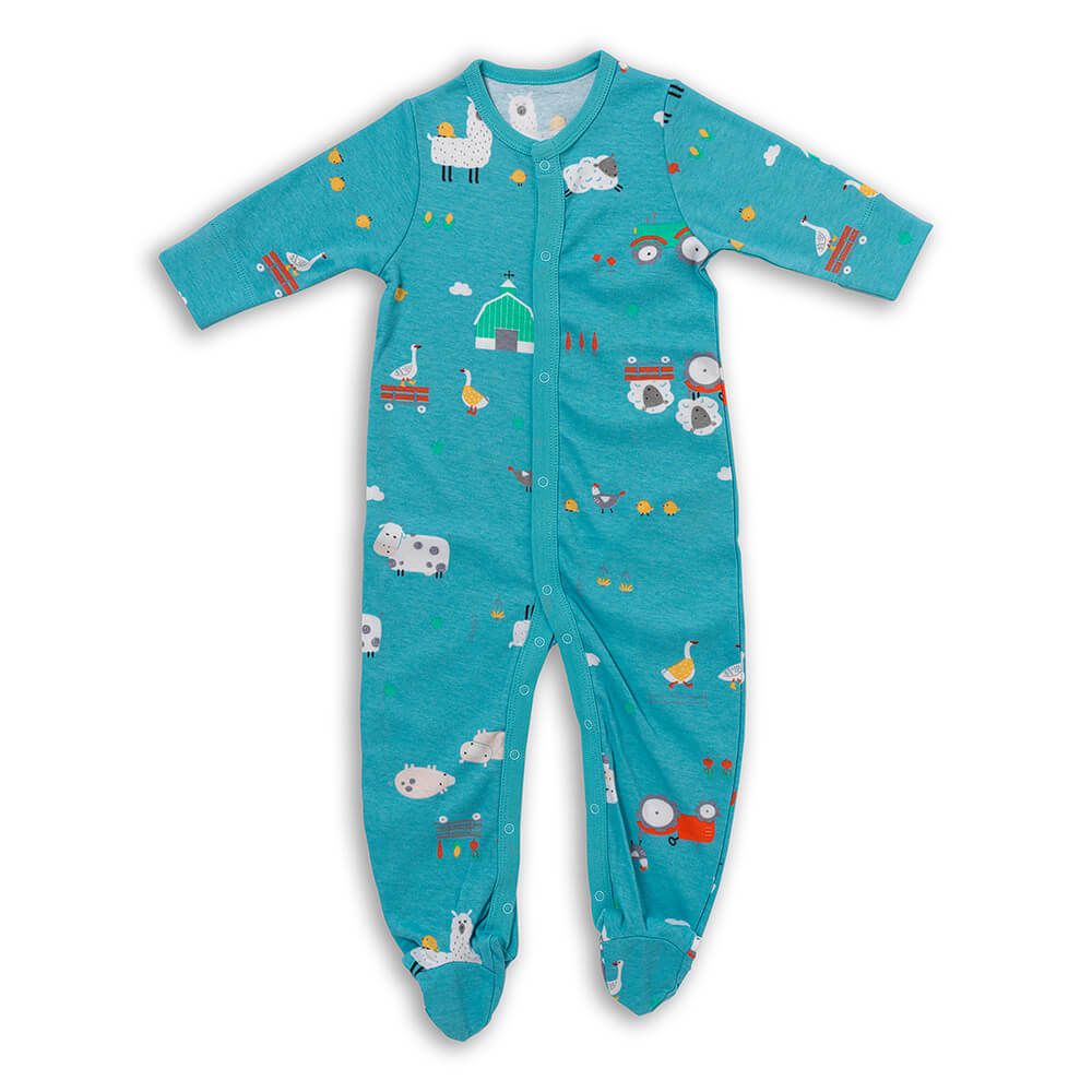 Blauer Baby-Schlafanzug mit Bauernhof-Motiv. Langarm, mit Füßen und Druckknöpfen. Bauernhof-Muster.