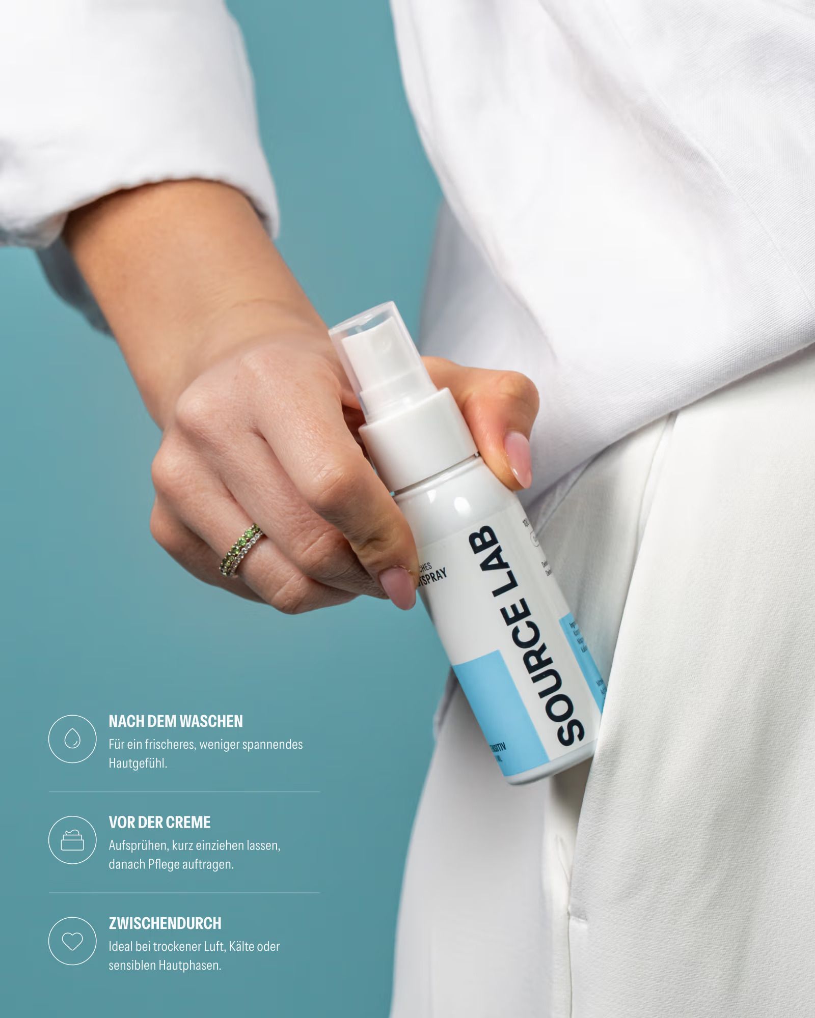 Hand hält SOURCE LAB Mineralisches Hautspray. Für sensible Haut.
