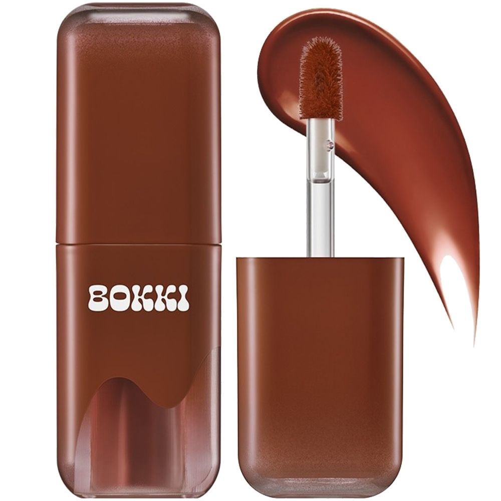 Lippentönung mit Applikator. Die Schrift "BOKKI" ist sichtbar. Der Applikator zeigt die Farbe der Tönung.