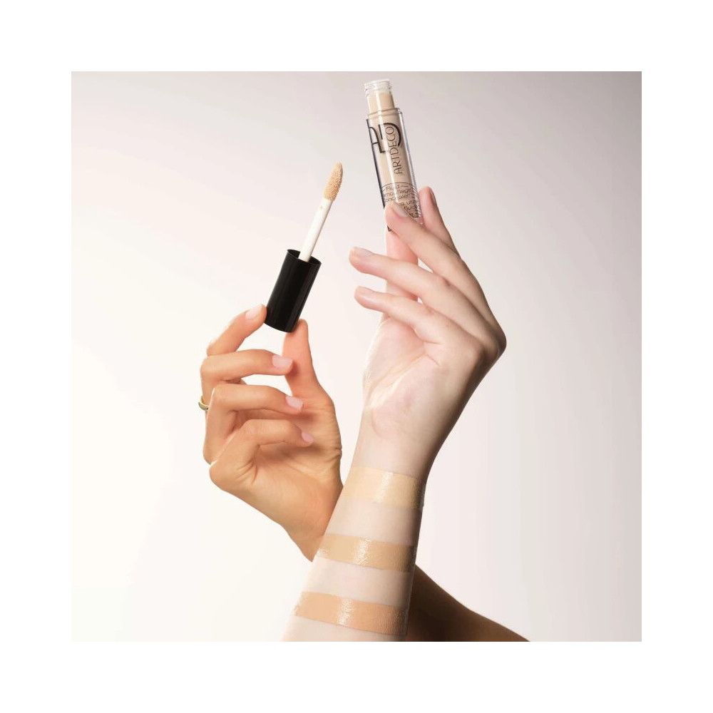 ARTDECO Concealer Fluid Camouflage, Applikator und Farbproben auf dem Unterarm.