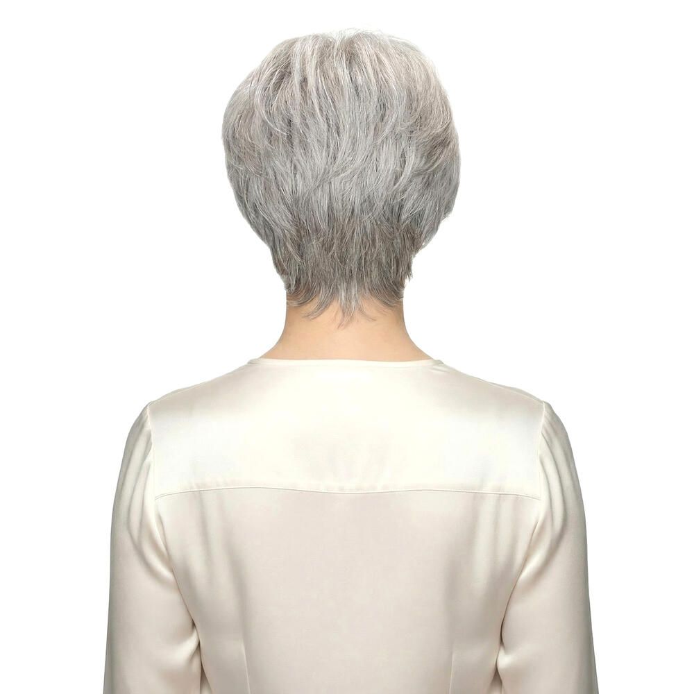 Graue Kurzhaarperücke, Rückansicht einer Frau. Helles Oberteil, weißer Hintergrund.