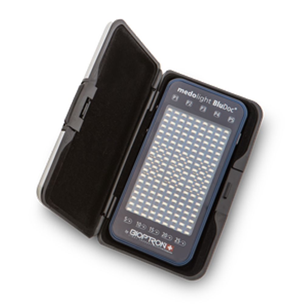 medolight BluDoc-Gerät in geöffnetem Etui. Gerät rechteckig, mit LEDs. Etui schwarz, mit Reißverschluss.