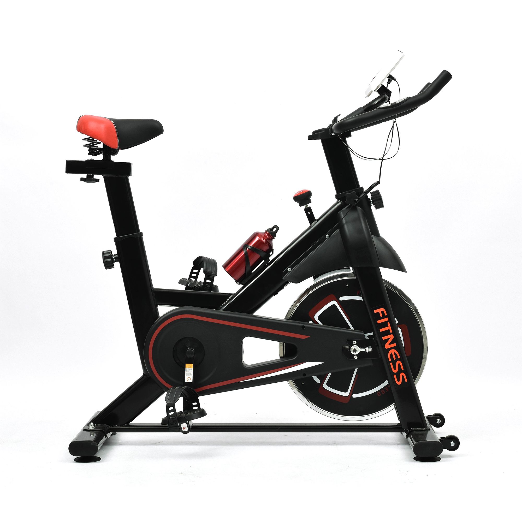 Schwarzes Indoor-Fahrrad mit rotem Sattel und Flaschenhalter. Verstellbarer Sitz und Lenker.