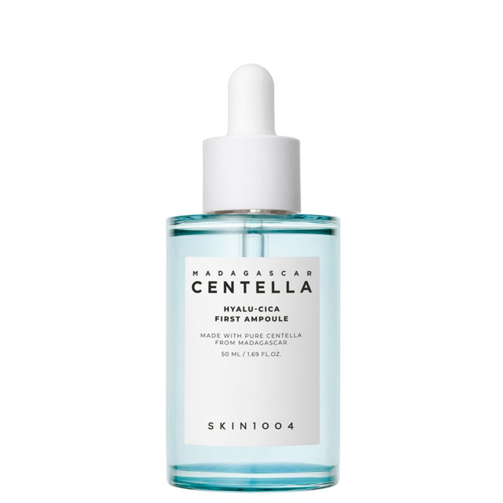 Hyalu-Cica First Ampoule Serum in 50ml Glasflasche mit weißem Pipettenverschluss.