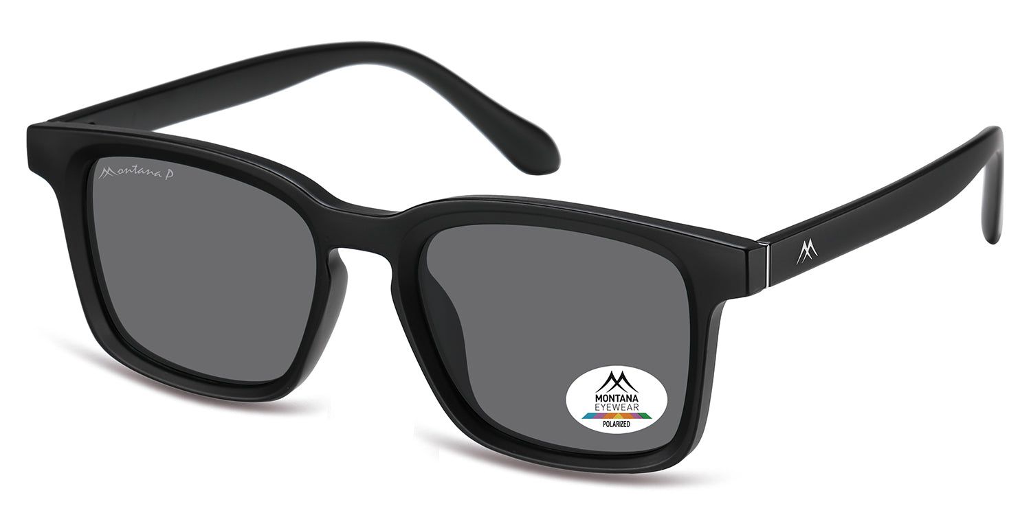 Schwarze Sonnenbrille, schräg von vorne. Montana Eyewear Logo auf dem linken Bügel und Aufkleber auf dem rechten Glas.