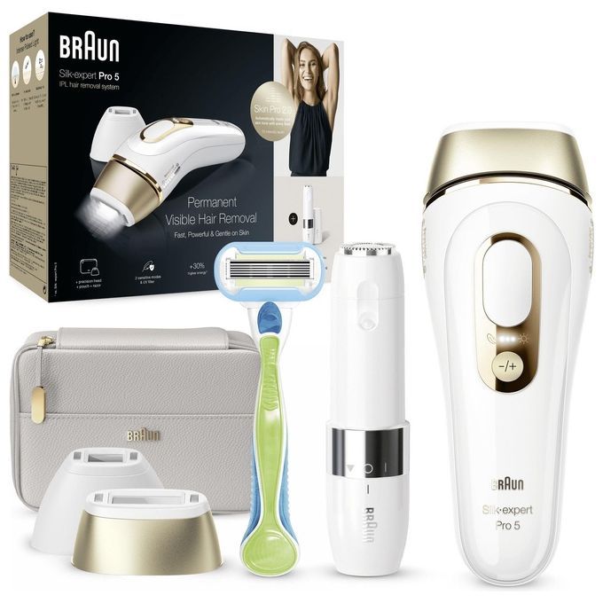Das Braun Silk-expert Pro 5 IPL-Gerät, Rasierer, Mini-Gesichtsrasierer und Zubehör. Rosegold und Weiß. Auf weißem Hintergrund.