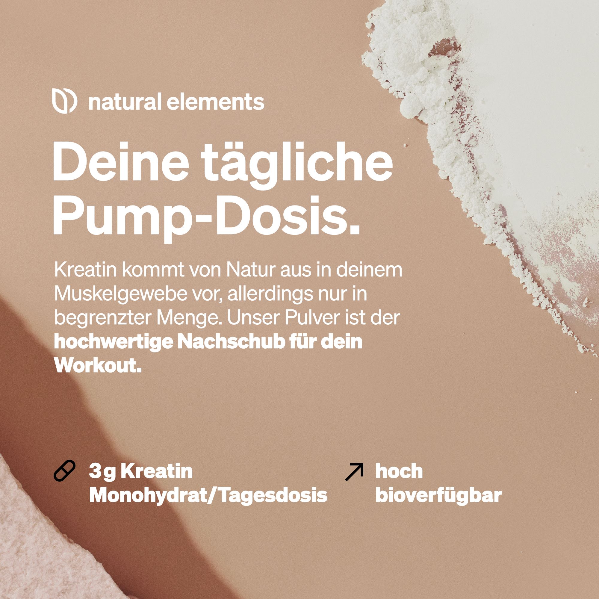Beige Hintergrund mit Pulver und Text. Text: 'Deine tägliche Pump-Dosis'. '3g Kreatin Monohydrat/Tagesdosis'. 'hoch bioverfügbar'.