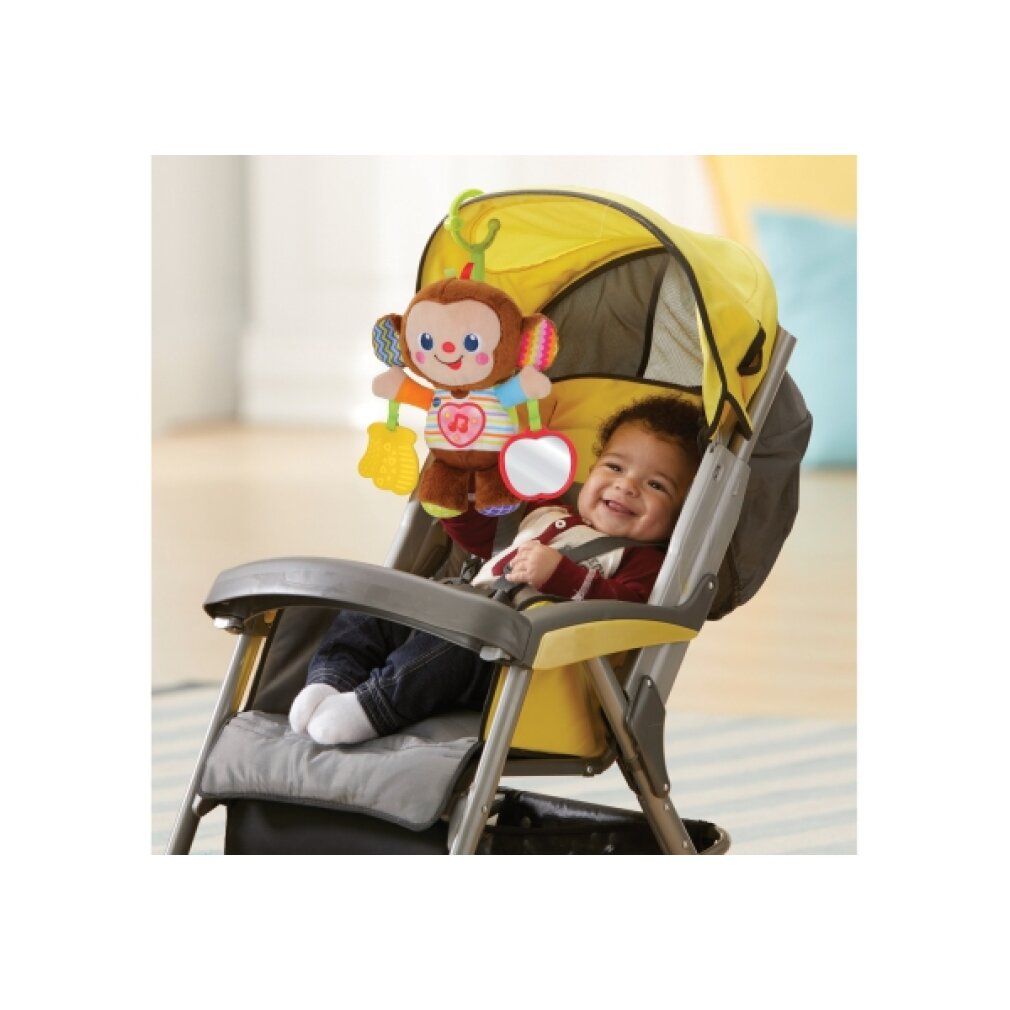 Kleinkind sitzt in einem Kinderwagen und spielt mit einem Plüsch-Äffchen. Äffchen mit Spiegel.