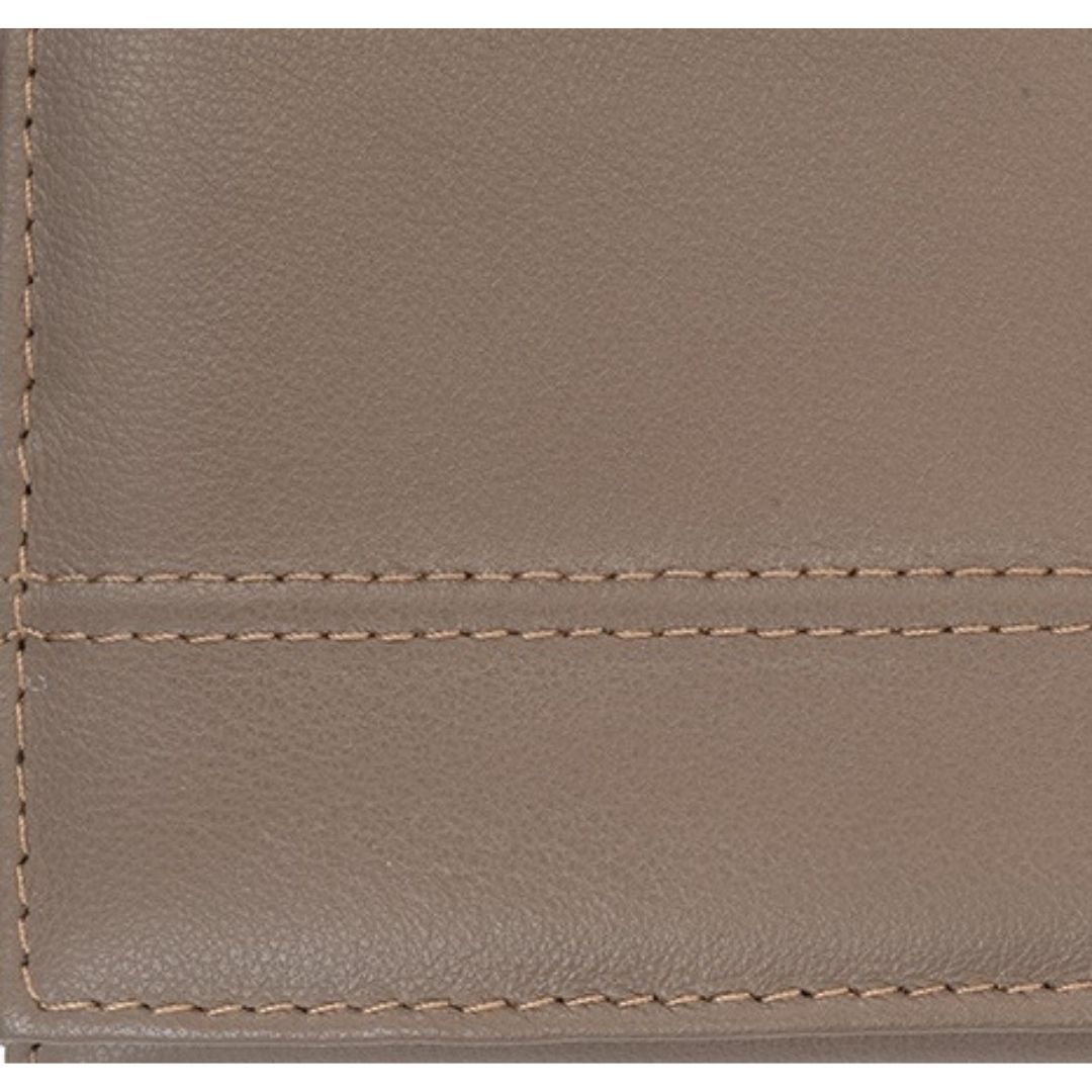 Detailansicht des geschlossenen Maniküre-Etuis. Beige Lederoptik mit doppelter Naht.