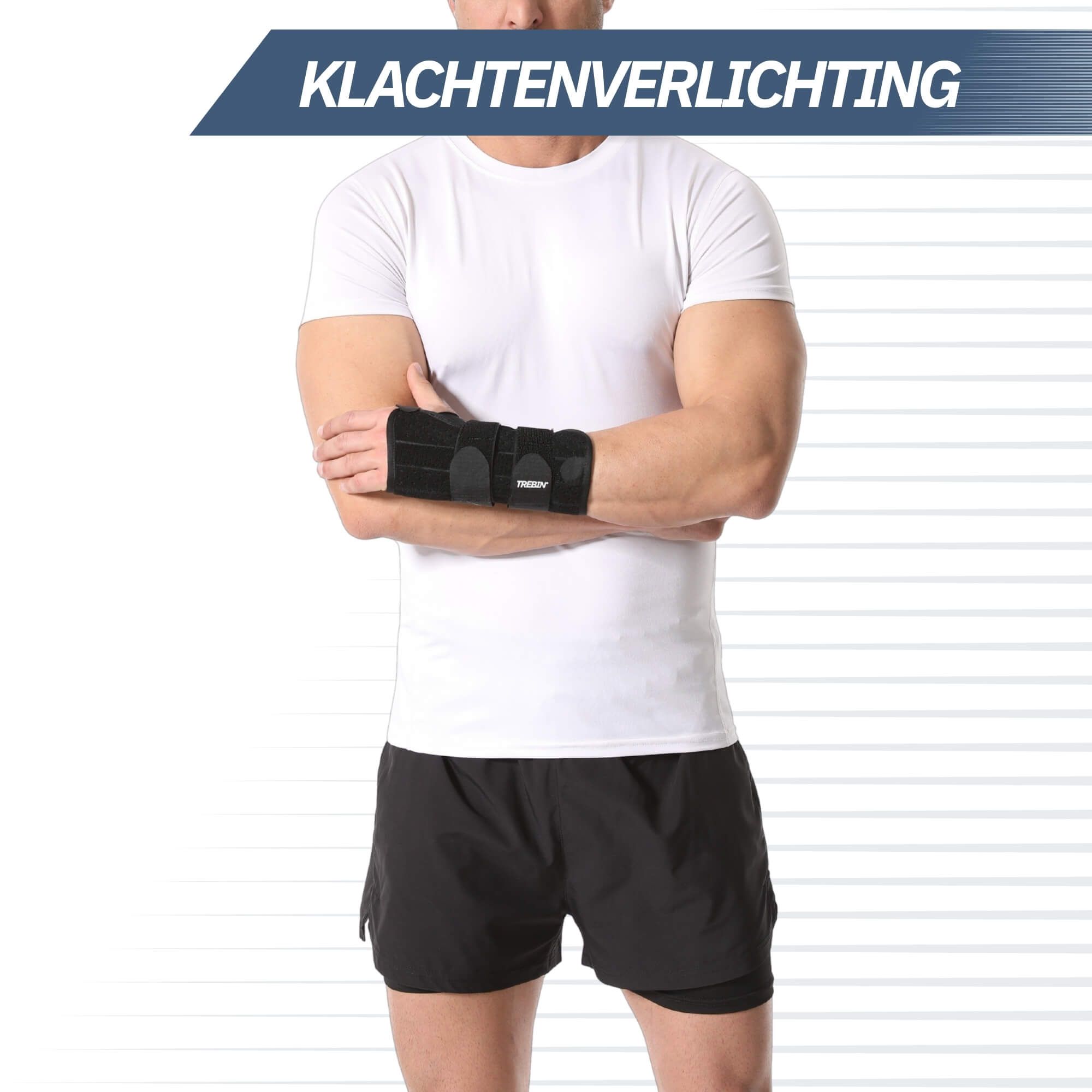 Mann trägt Handgelenkbandage zur Beschwerdelinderung.