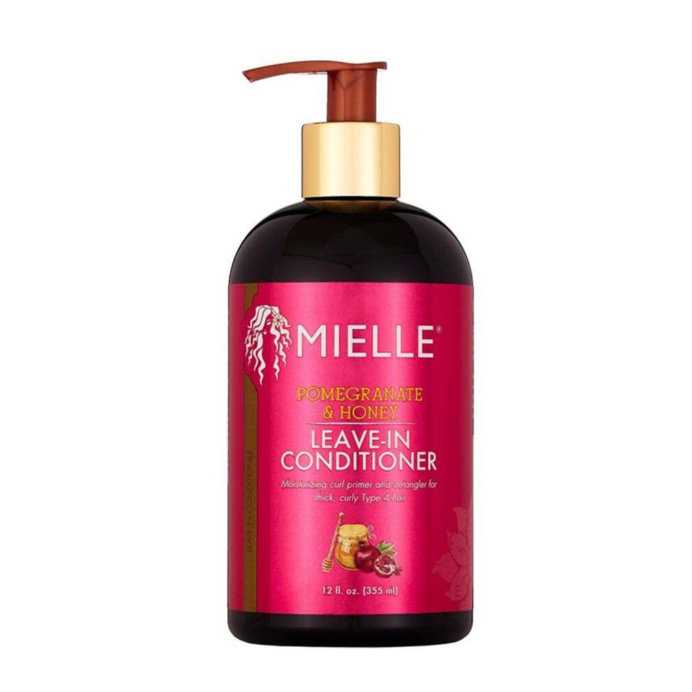 Mielle Leave-In Conditioner Flasche mit Pumpspender, auf weißem, sechseckigem Hintergrund.