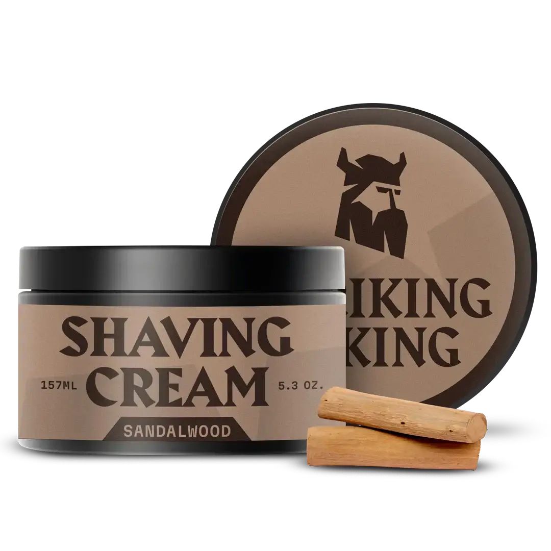 Rasiercreme-Behälter mit Deckel und Sandelholz-Stücken. Aufschrift: SHAVING CREAM, SANDALWOOD, VIKING KING. Braune Verpackung.