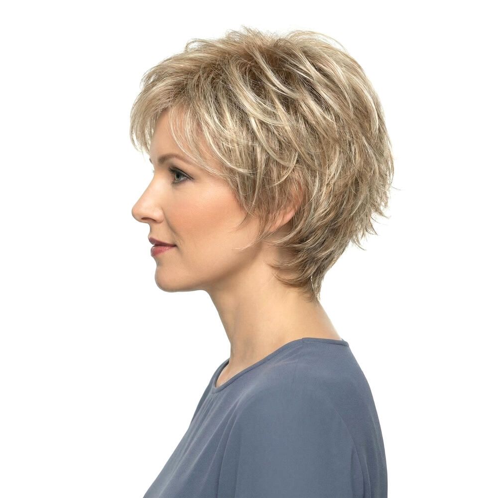 Blonde Kurzhaarperücke, Seitenansicht. Frau mit blauem Oberteil, Blickrichtung nach rechts.