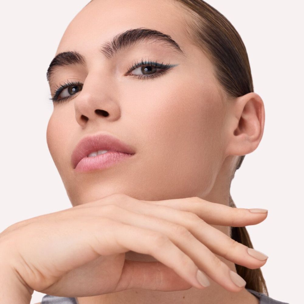 Frau mit Kajalstrich am Auge. Kajalstift nicht sichtbar.