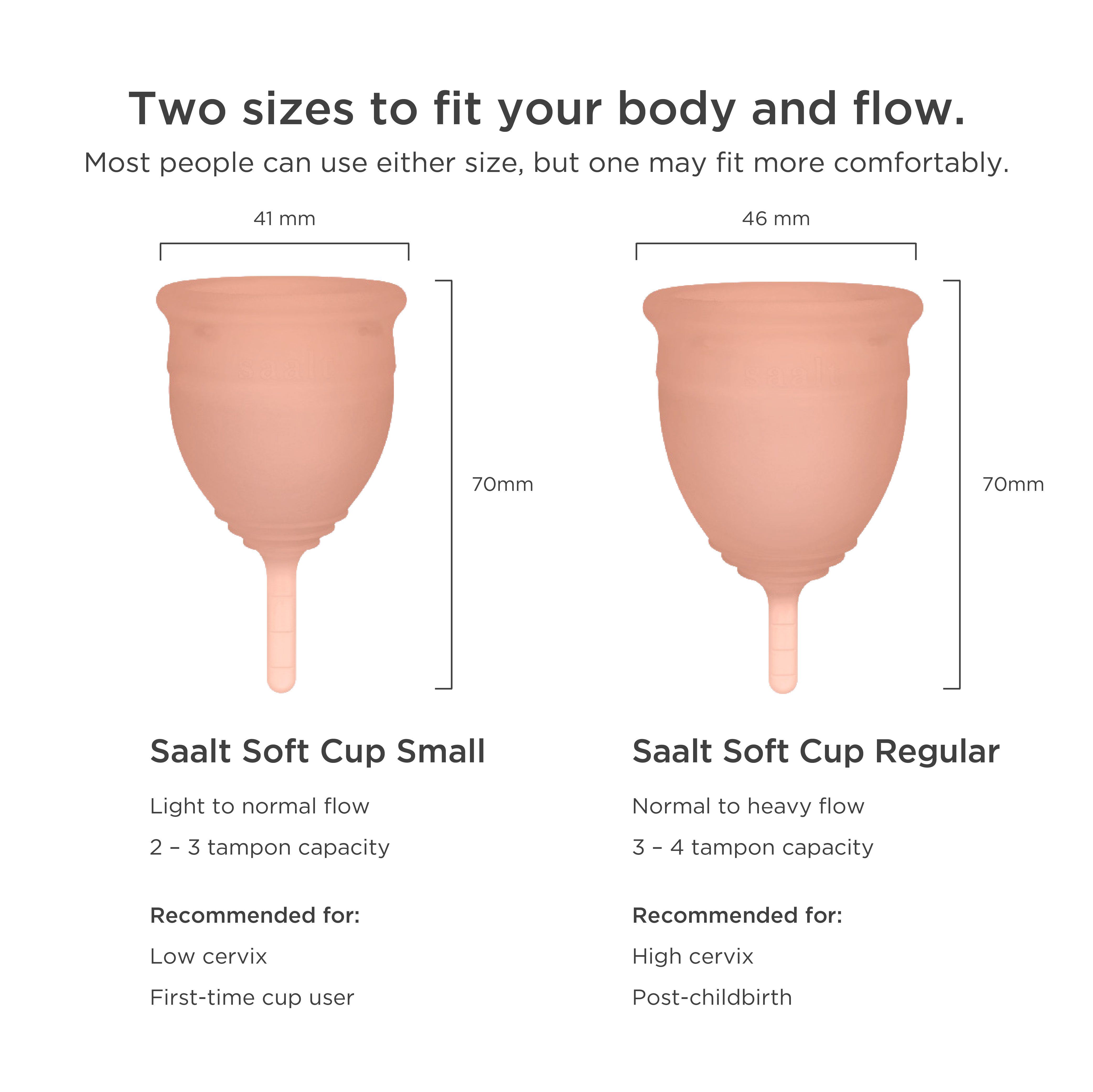 Zwei peachfarbene Menstruationstassen, Größenangaben: 41mm und 46mm. Text: Saalt Soft Cup Small und Regular.