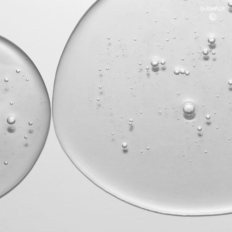 Nahaufnahme von zwei transparenten Gel-Tropfen mit Blasen. "Dr. RIMPLER" Logo oben rechts.