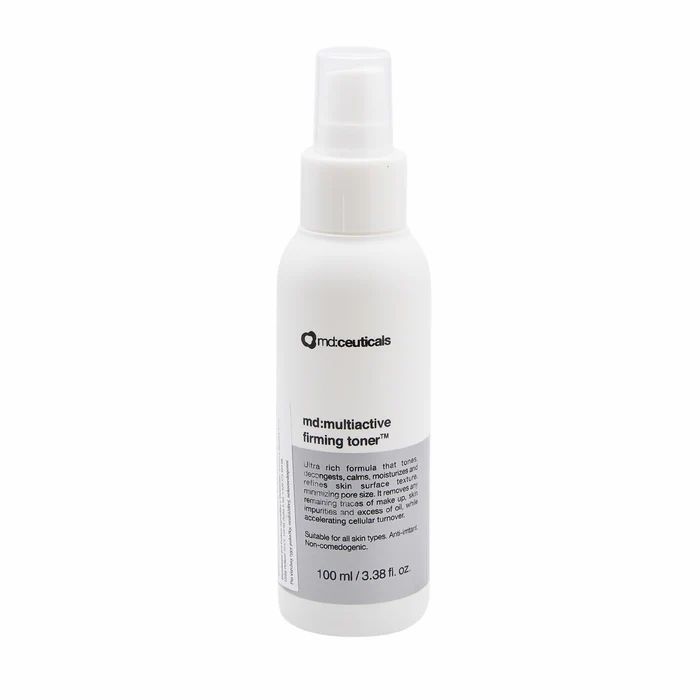 Weiße Flasche mit Sprühkopf. Produktname: md:multiactive firming toner. Text: 100 ml/3.38 fl. oz. Herstellerlogo.