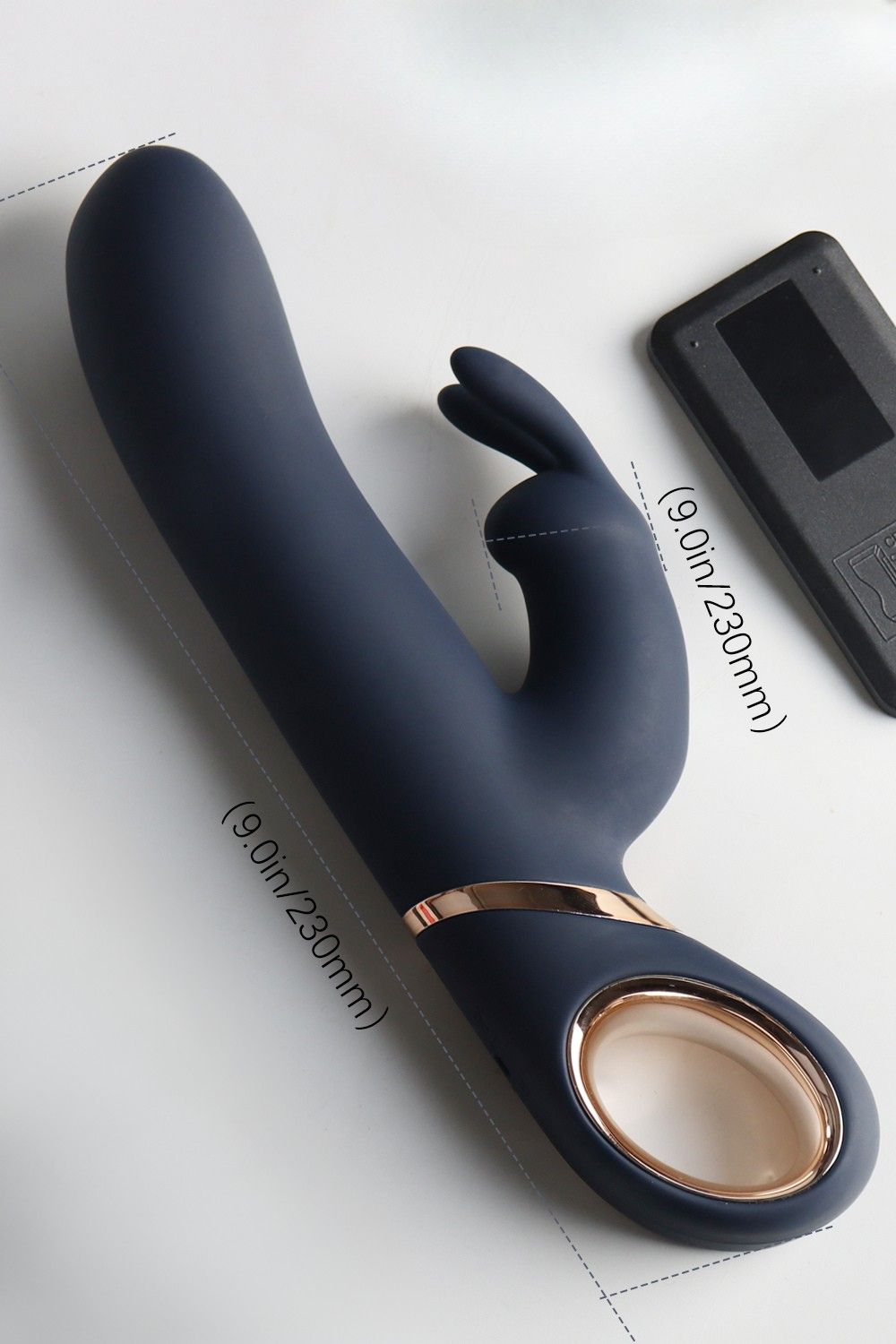 Dunkelblauer Vibrator mit Hasenohren-Aufsatz. Goldfarbene Akzente. Maße: 9,0 Zoll/230 mm. Schwarze Verpackung.