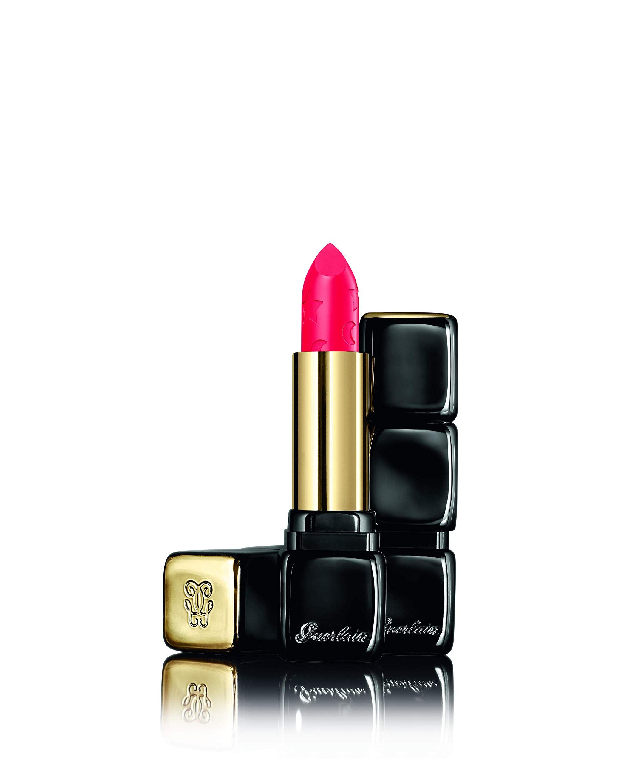 Pinkfarbener Lippenstift in schwarzer, quadratischer Hülle mit goldenem Schaft. Geöffnet, Deckel daneben. Marke und Logo sichtbar.